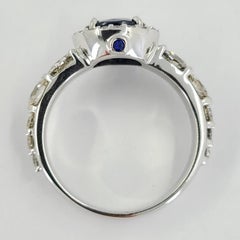 Ring aus 14 Karat Weißgold mit Saphiren und Diamanten