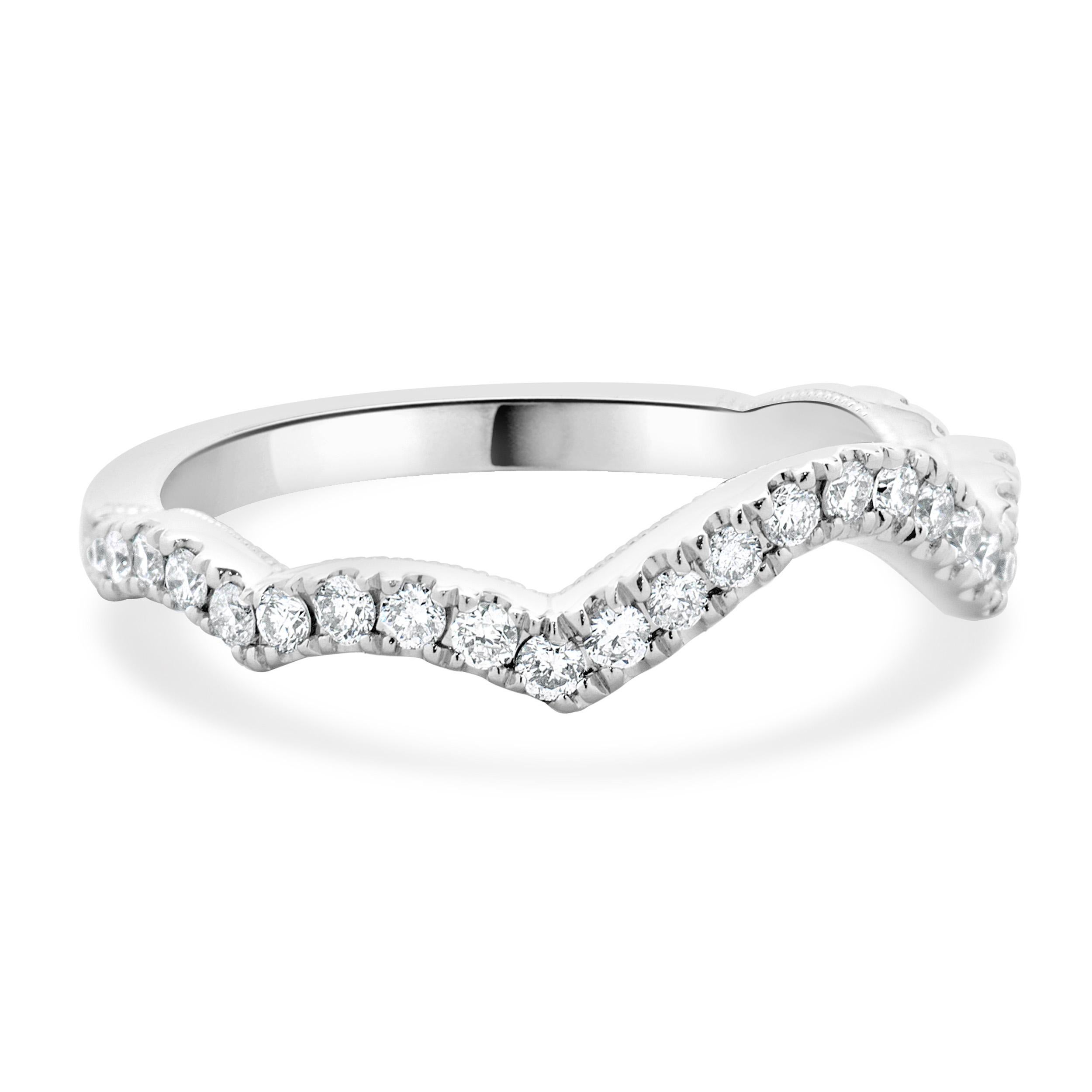 14 Karat White Gold Scalloped Diamond Band In Excellent Condition For Sale In Scottsdale, AZ