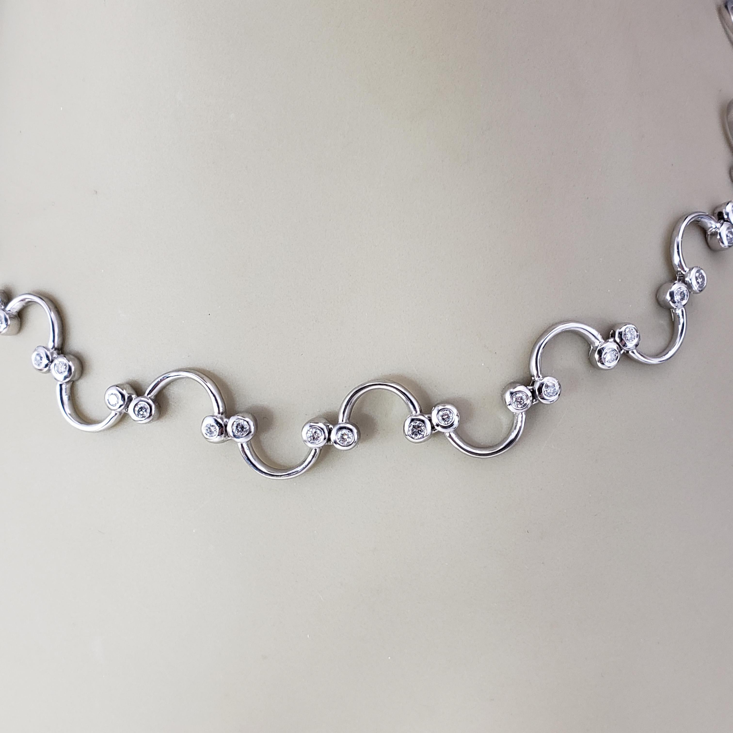 Collana con diamanti e A Link smerlati in oro bianco 14 carati #20597 in vendita 1