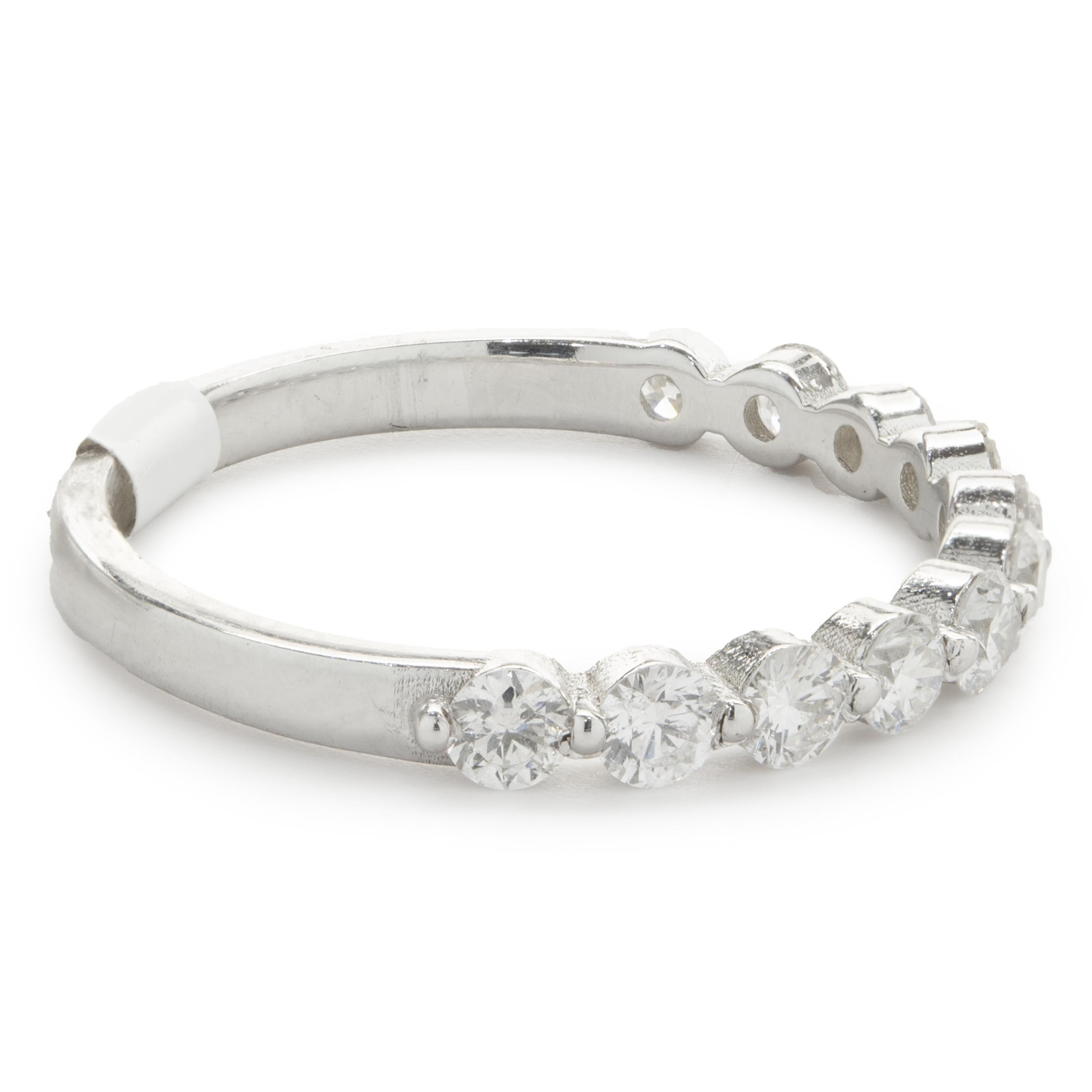 Designer: personalizzato
Materiale: oro bianco 14 carati
Diamante: 11 brillanti rotondi = 0,71cttw
Colore: F/G
Chiarezza: VS1
Misura dell'anello: 7 (si prega di prevedere due giorni di spedizione in più per le richieste di misura)
Peso: 1.77 grammi