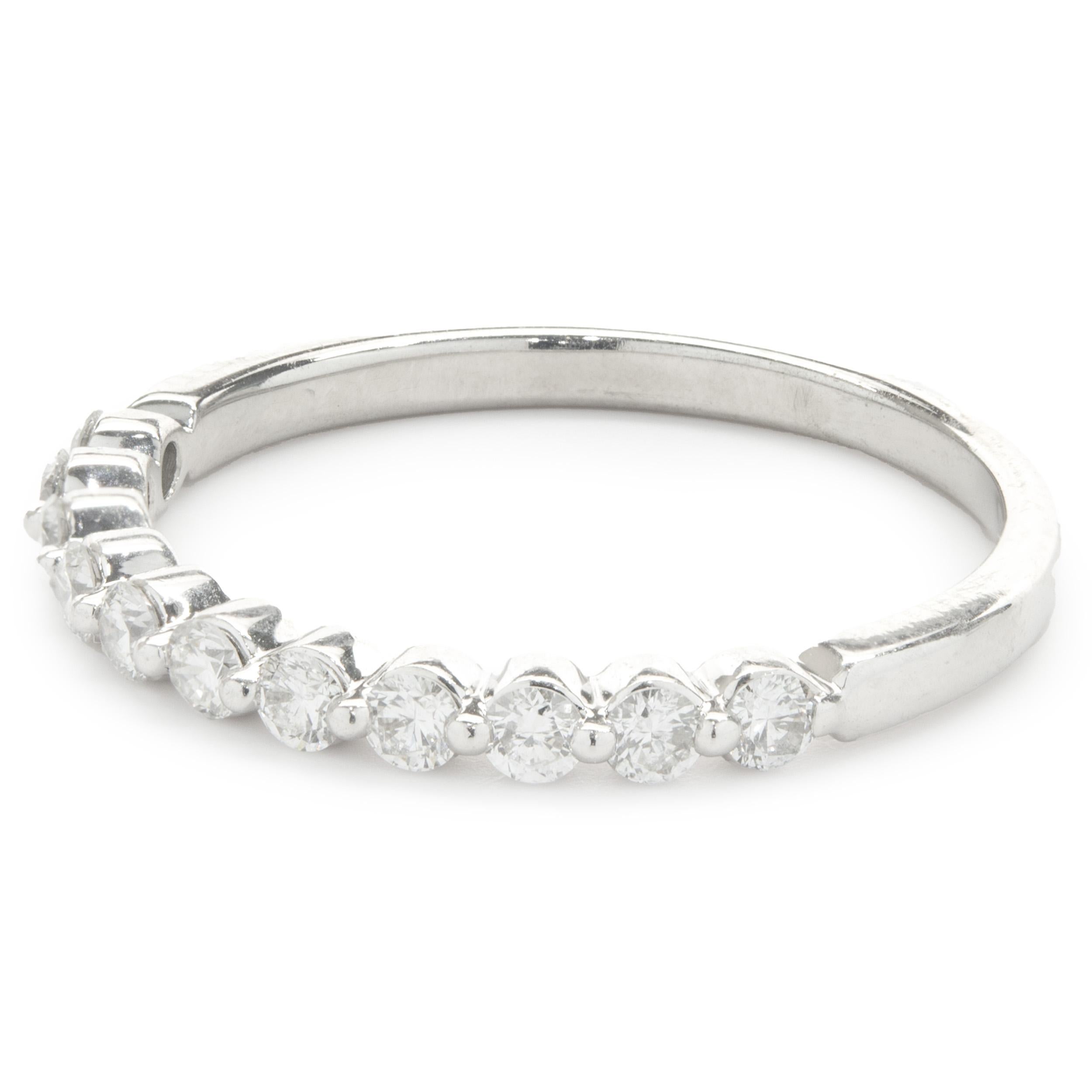 14 Karat Weißgold Shared Prong-Diamantring im Zustand „Hervorragend“ im Angebot in Scottsdale, AZ