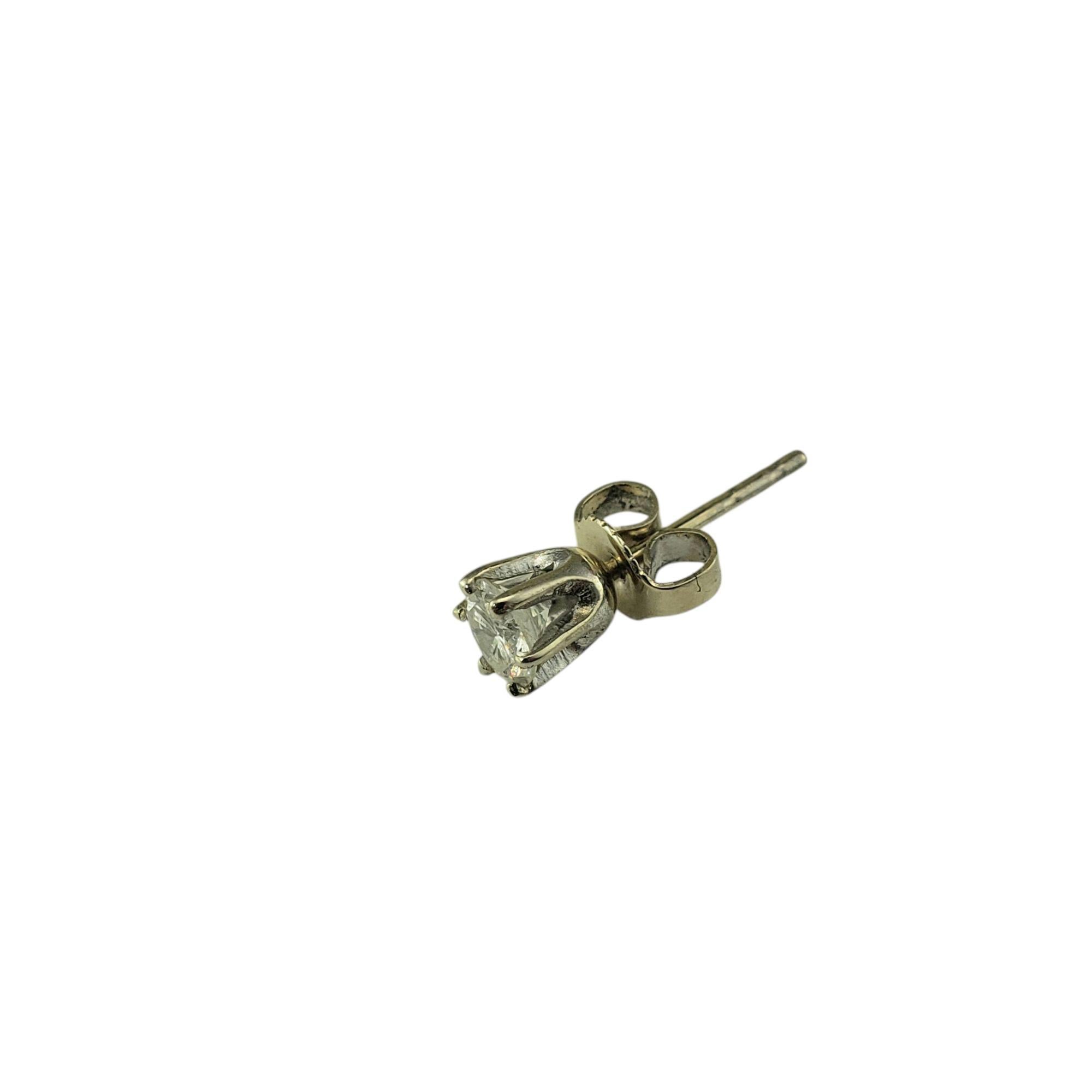 Taille brillant Clous d'oreilles en or blanc 14 carats avec un seul diamant #21401 en vente