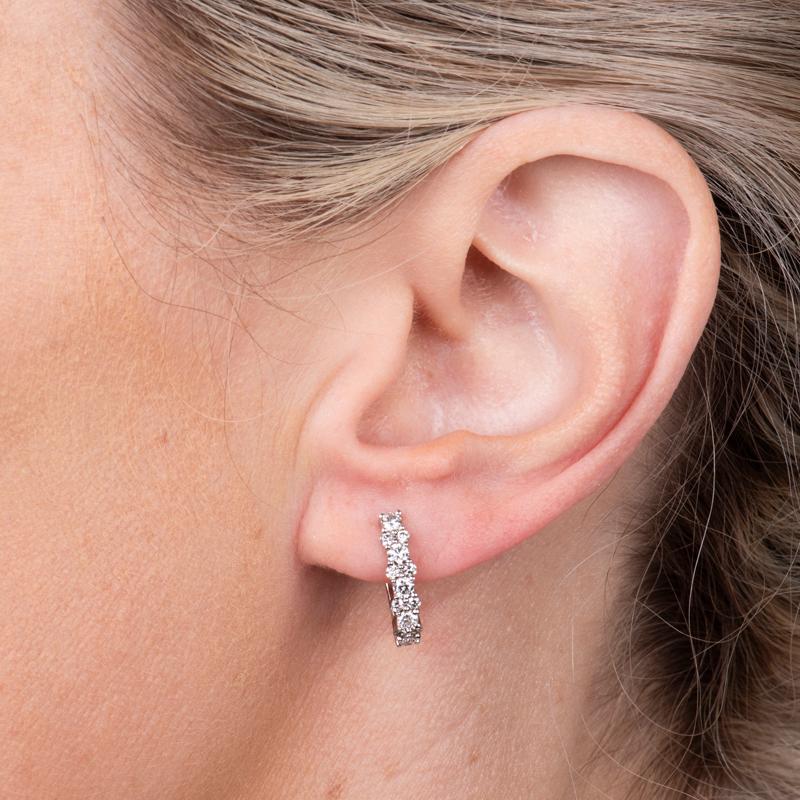 Diese kleinen Diamantohrringe haben ein Gesamtgewicht von 0,75 Karat aus runden Naturdiamanten, die sich in Reihen von einem Diamanten und zwei Diamanten abwechseln. Sie sind in 14 Karat Weißgold gefasst. 
Abmessungen: Höhe etwa 15 mm