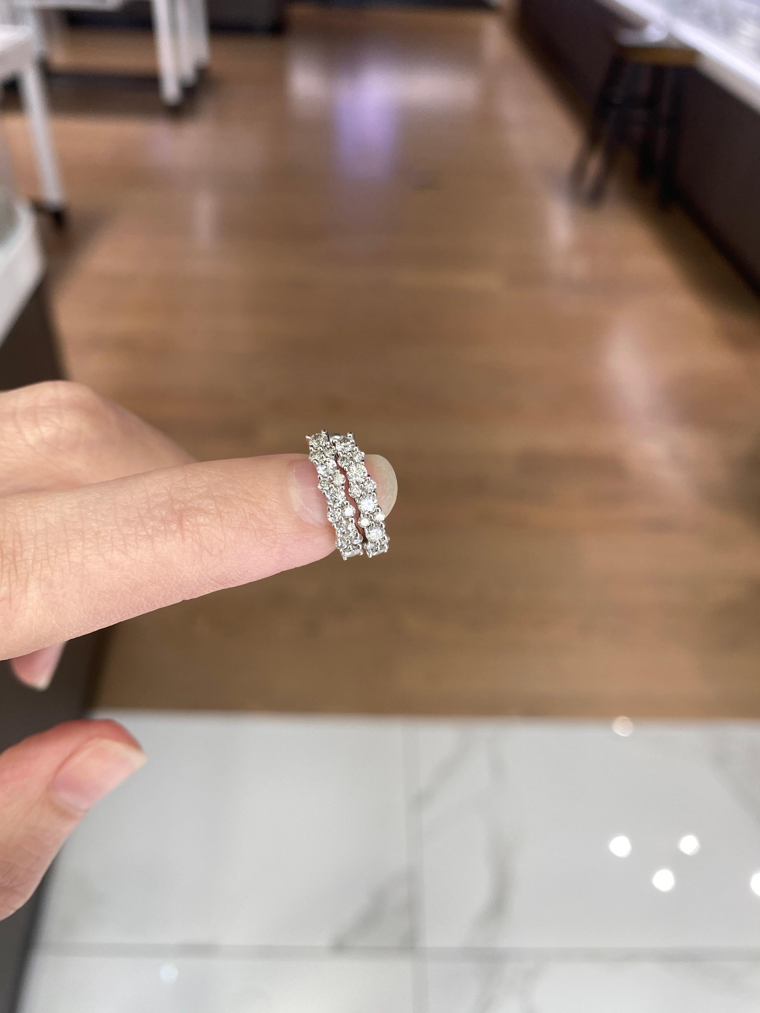 14 Karat Weißgold Creolen mit natürlichen runden Diamanten im Zustand „Neu“ in Houston, TX