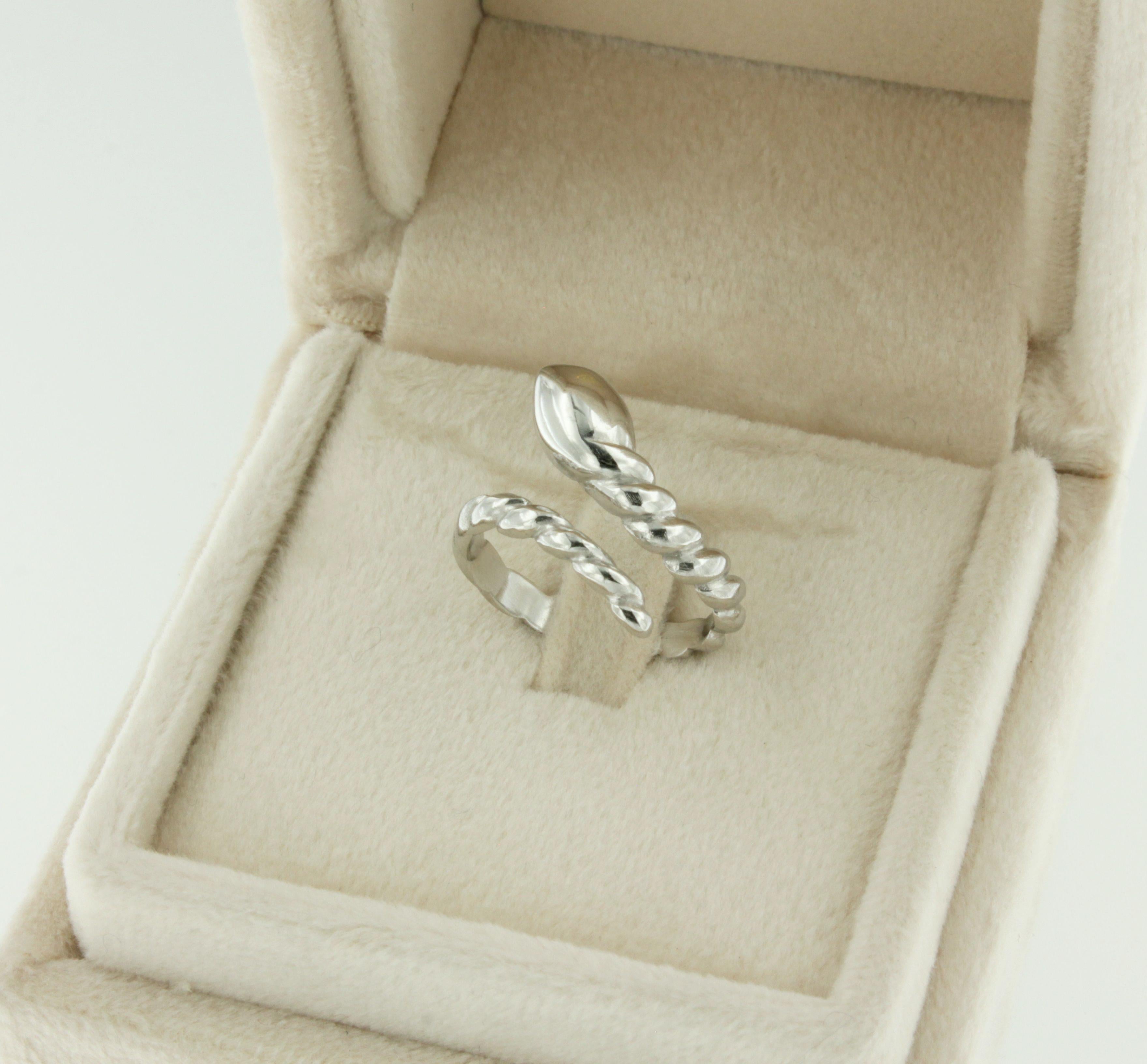 14 Karat White Gold Snake Fashion Modern Made in Italy Cocktail Ring For Sale 1