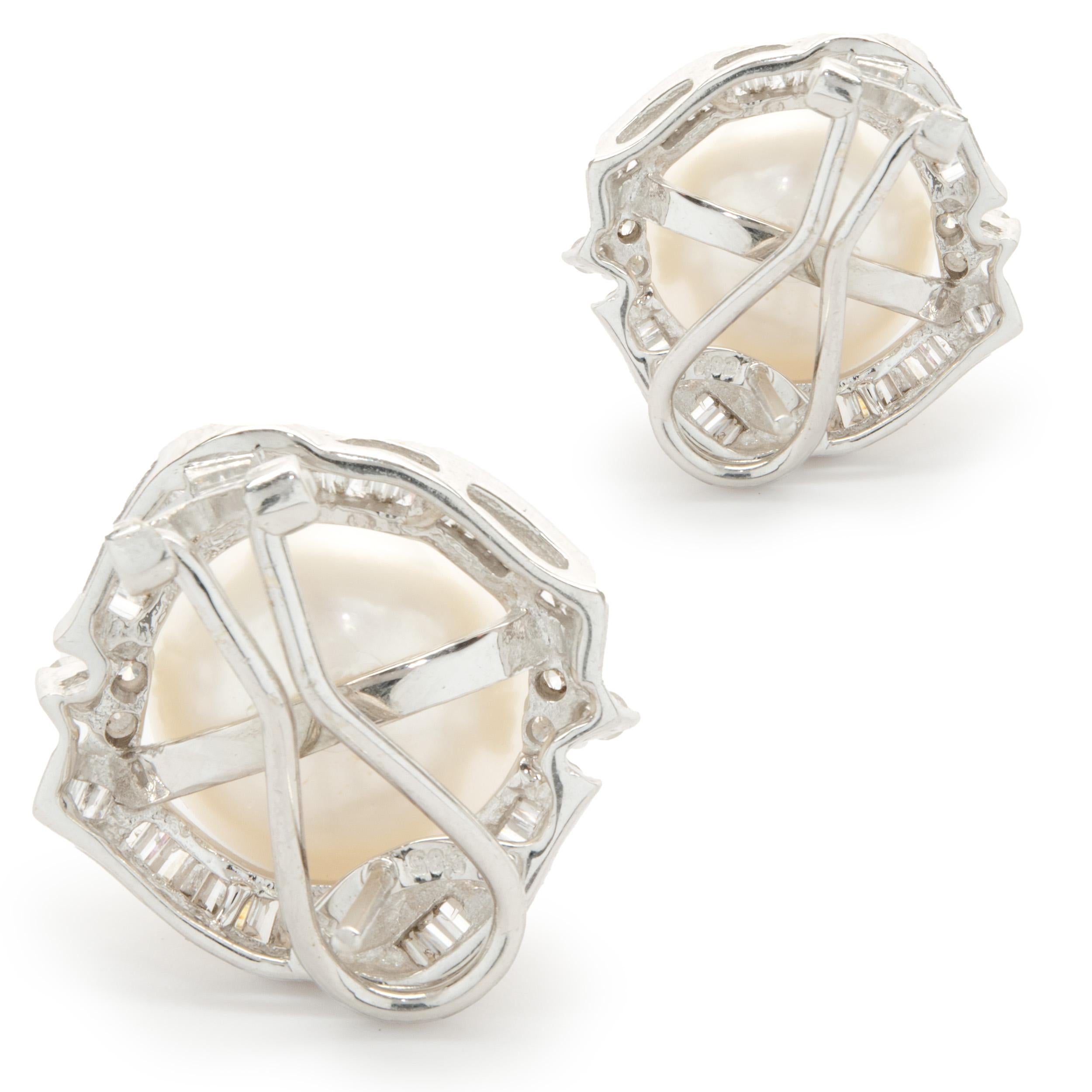 Taille ronde Boucles d'oreilles circulaires en or blanc 14 carats avec perles des mers du Sud et diamants en vente
