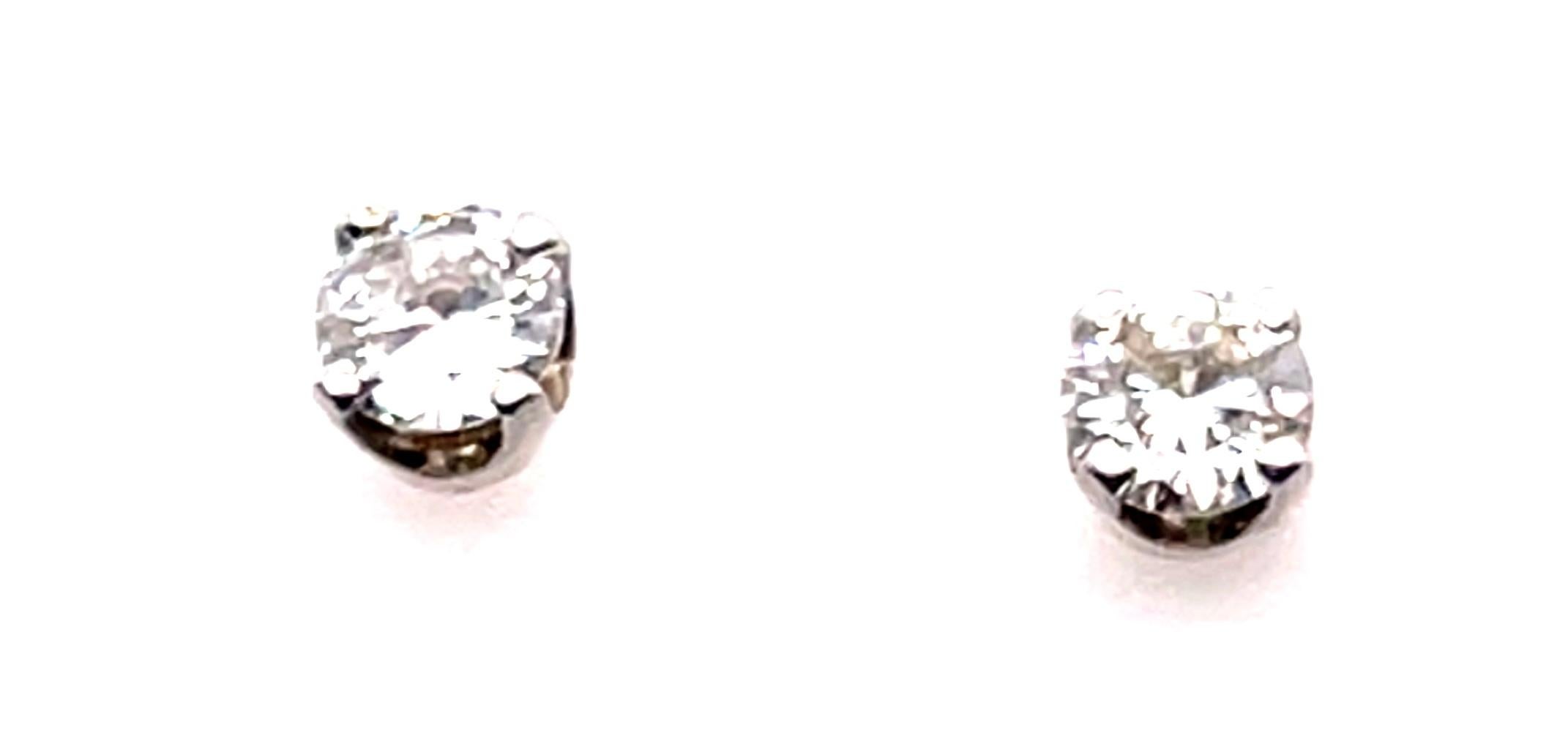 14 Karat White Gold Stud Diamond Earrings.
0.50 total diamond weight
0.76 grams total weight.
