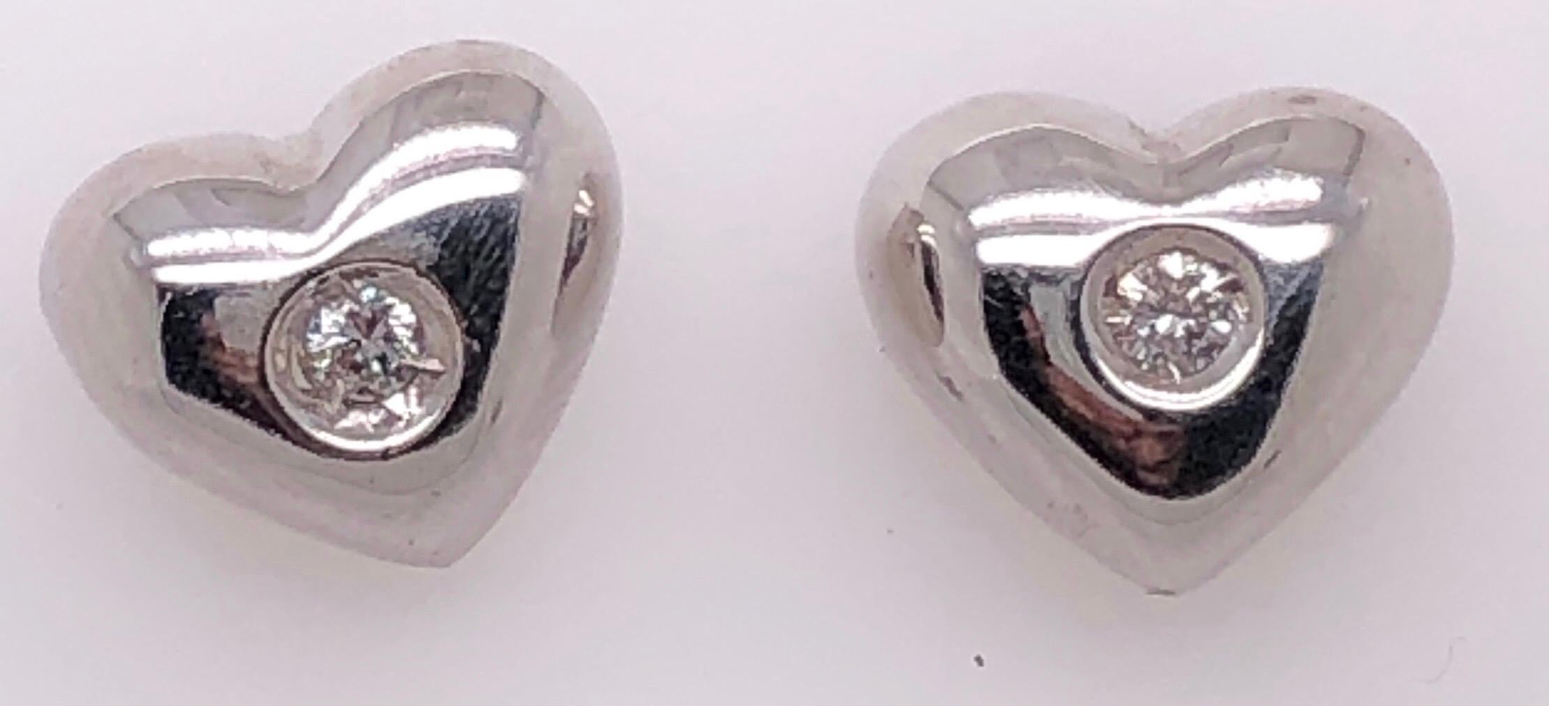Modern 14 Karat White Gold Stud Heart Earrings with Round Diamonds For Sale