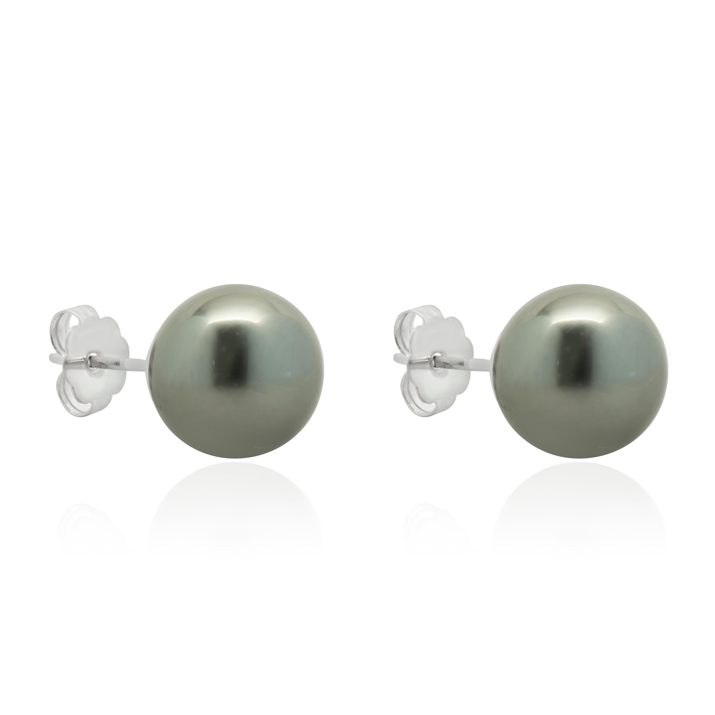 Concepteur : personnalisé
Matériau : Or blanc 14K 
Diamant : 2 diamants ronds de taille brillant = 0,02cttw
Couleur : G
Clarté : VS1
Poids : 2.15 grammes
Dimensions : les boucles d'oreilles mesurent 8.5mm
