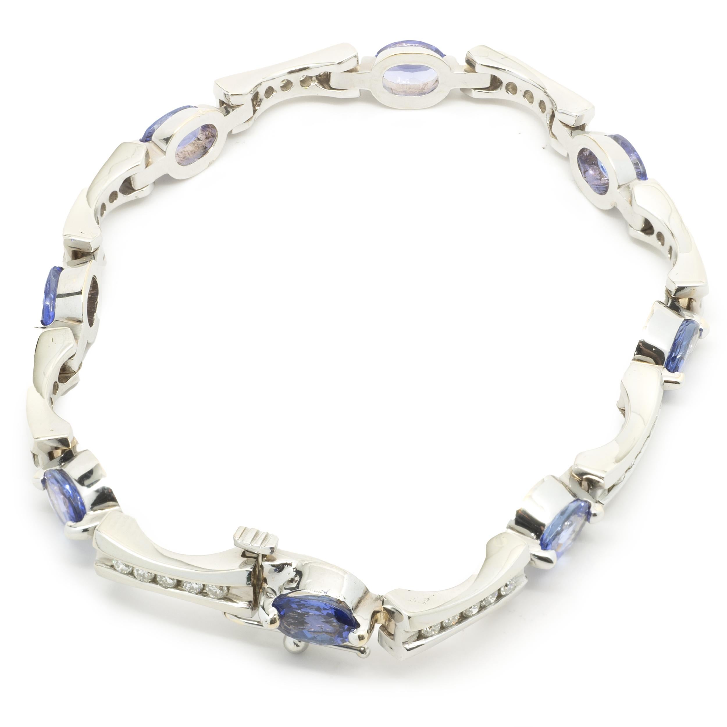Taille ovale Bracelet en or blanc 14 carats avec tanzanite et diamants en vente