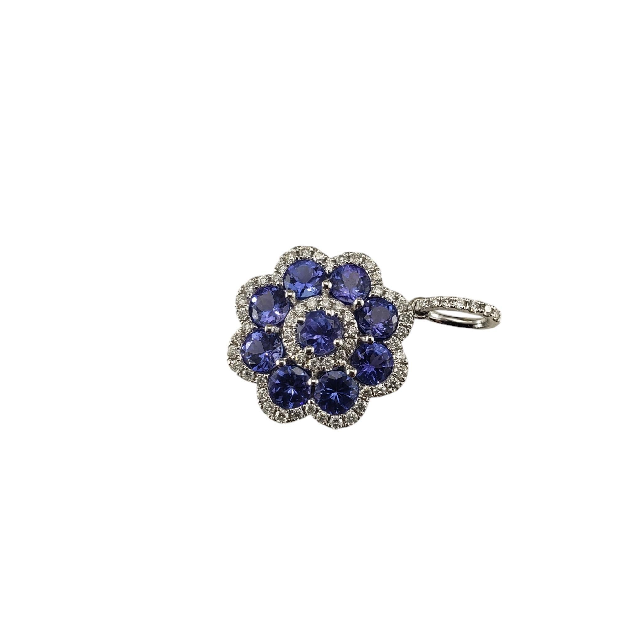 Pendentif en or blanc 14 carats Tanzanite et diamant JAGi Certified-

Ce magnifique pendentif présente neuf tanzanites de taille ronde et 61 diamants ronds de taille brillante sertis dans de l'or blanc 14K.

Poids total approximatif de la tanzanite