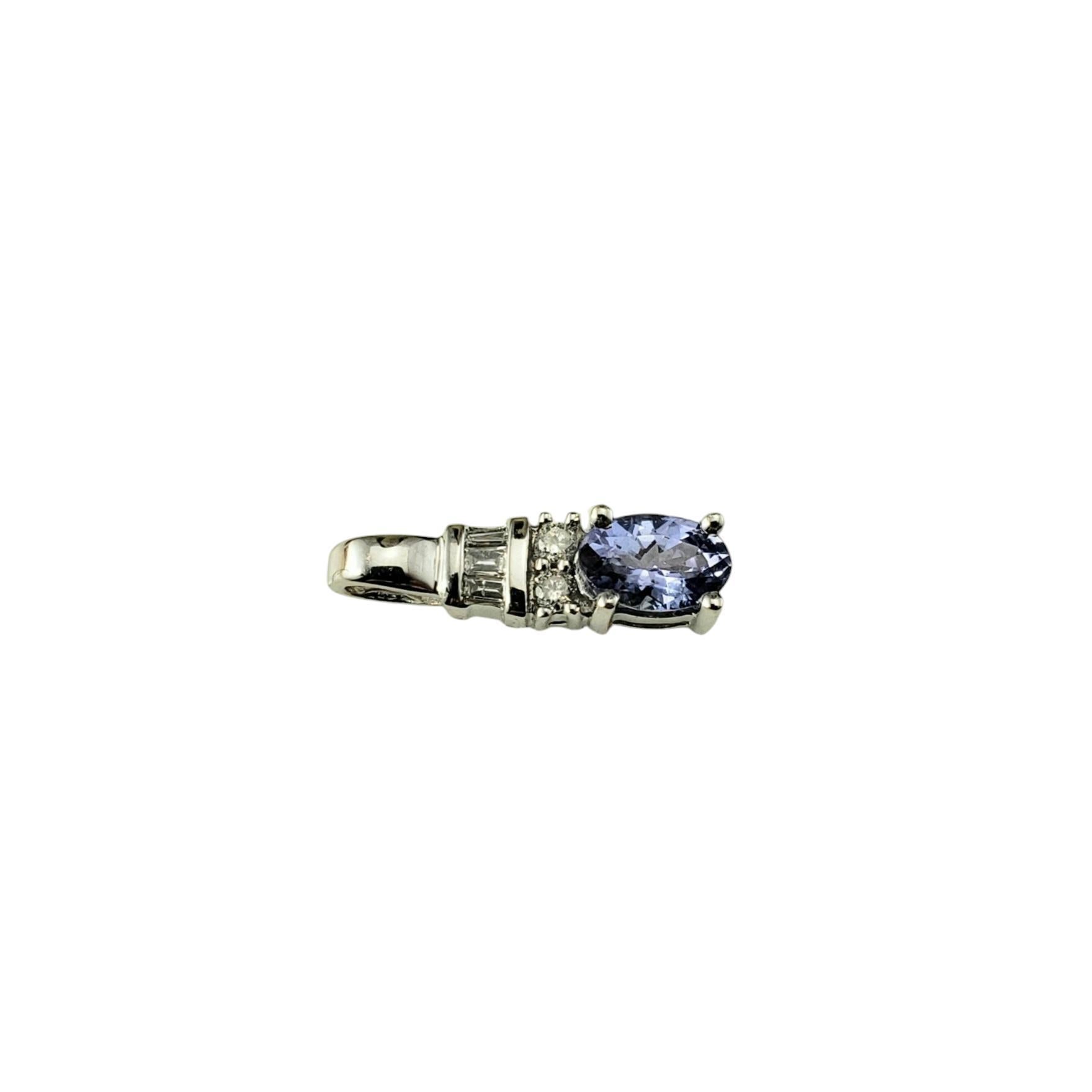 Ciondolo in oro bianco 14 carati con tanzanite e diamanti.

Questo elegante pendente in oro bianco 14K mette in mostra una vibrante tanzanite di forma ovale (6 mm x 4 mm) splendidamente accentuata da tre diamanti taglio baguette e due diamanti tondi