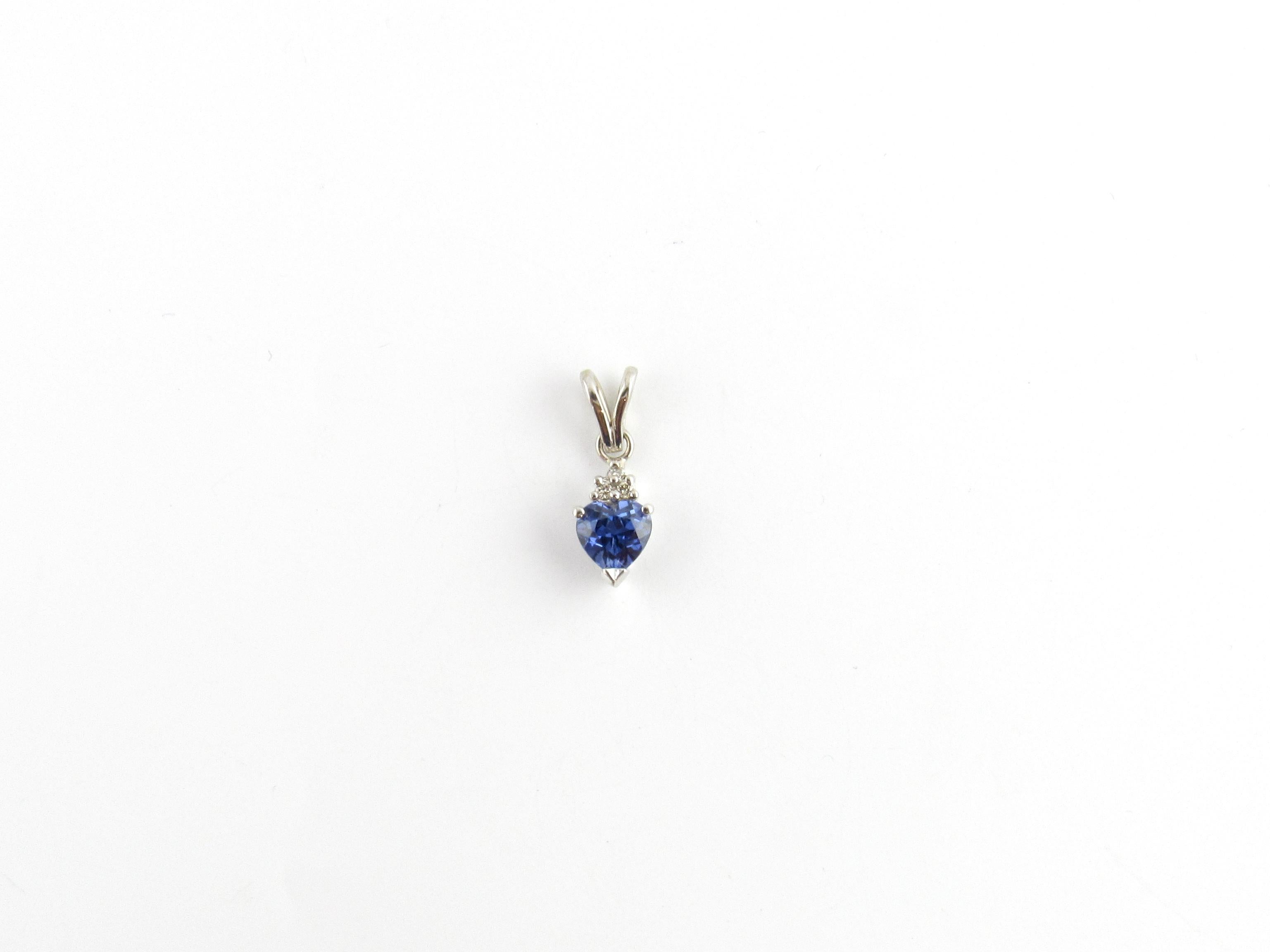 Vintage 14 Karat White Gold Tanzanite and Diamond Pendant

This lovely pendant features one heart shaped tanzanite (7 mm x 6 mm) and three round brilliant cut diamonds set in classic 14K white gold.

Size: 18 mm x 7 mm

Weight: 0.7 dwt. / 1.1