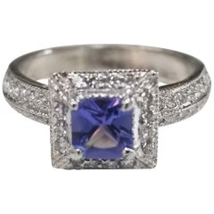 Bague en or blanc 14 carats avec tanzanite et diamants avec halo