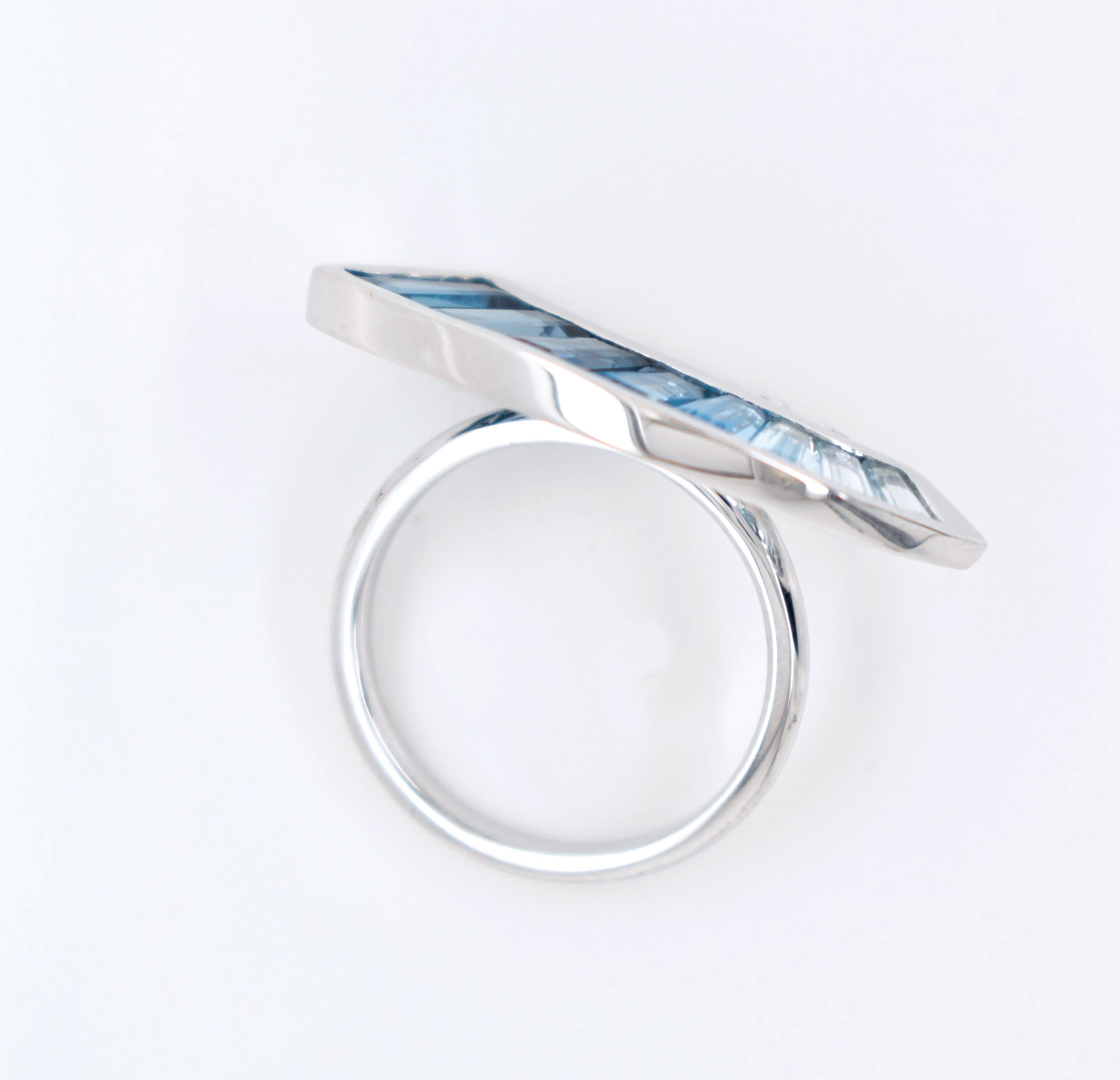 14 Karat White Gold Tapered Baguette Blue Topaz Diamond Ring In New Condition For Sale In Jaipur, Rajasthan