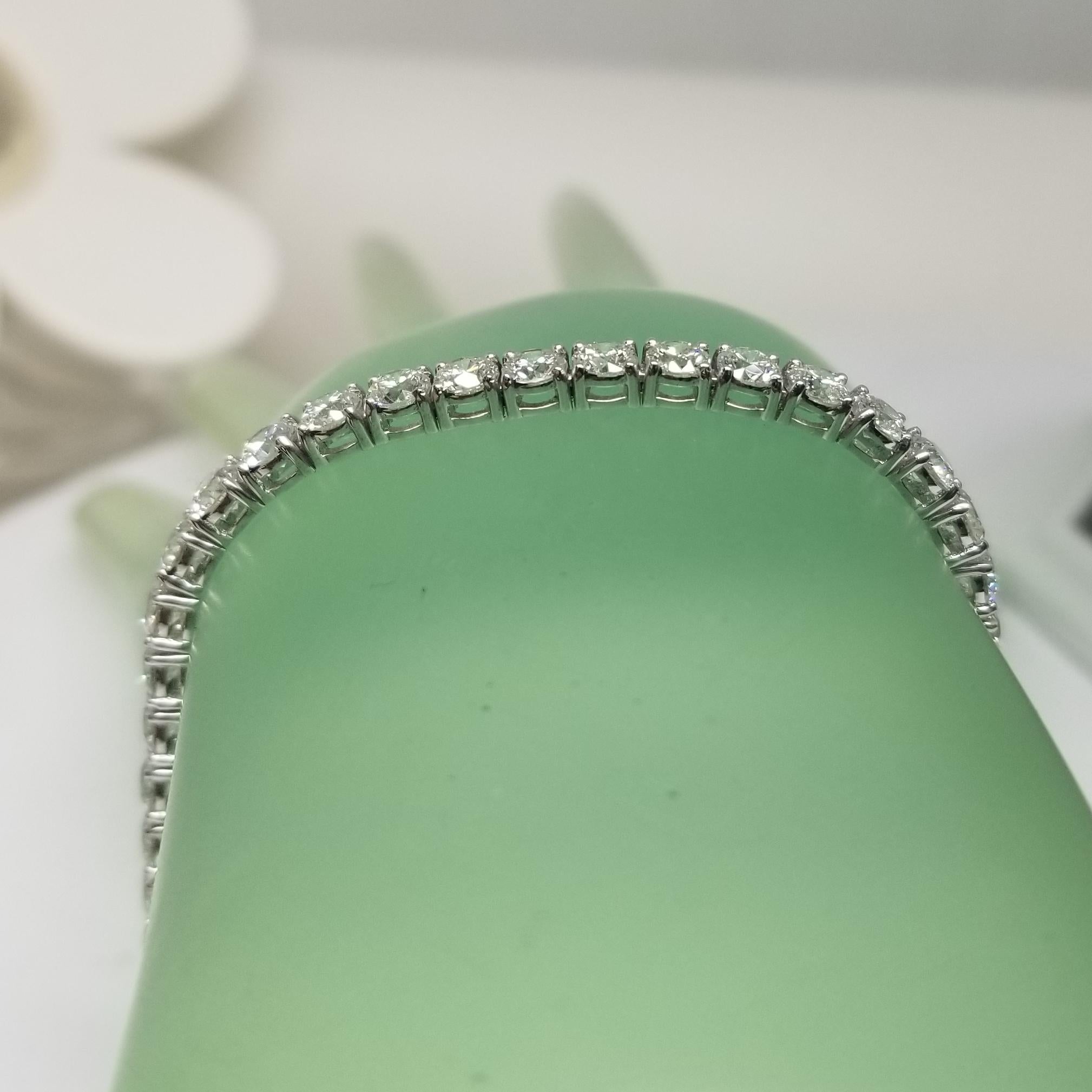 14 Karat White Gold Tennis Bracelet with 45 Round Diamonds 9.01 Carat In New Condition For Sale In Los Angeles, CA