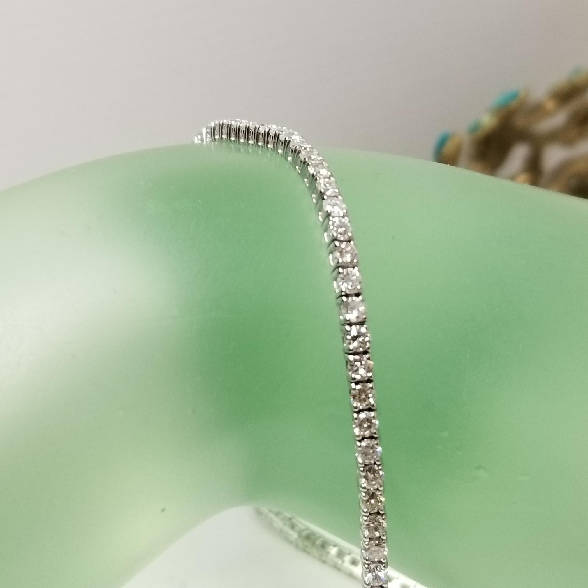 14 Karat White Gold Tennis Bracelet with 75 Round Diamonds 3.01 Carat In New Condition For Sale In Los Angeles, CA