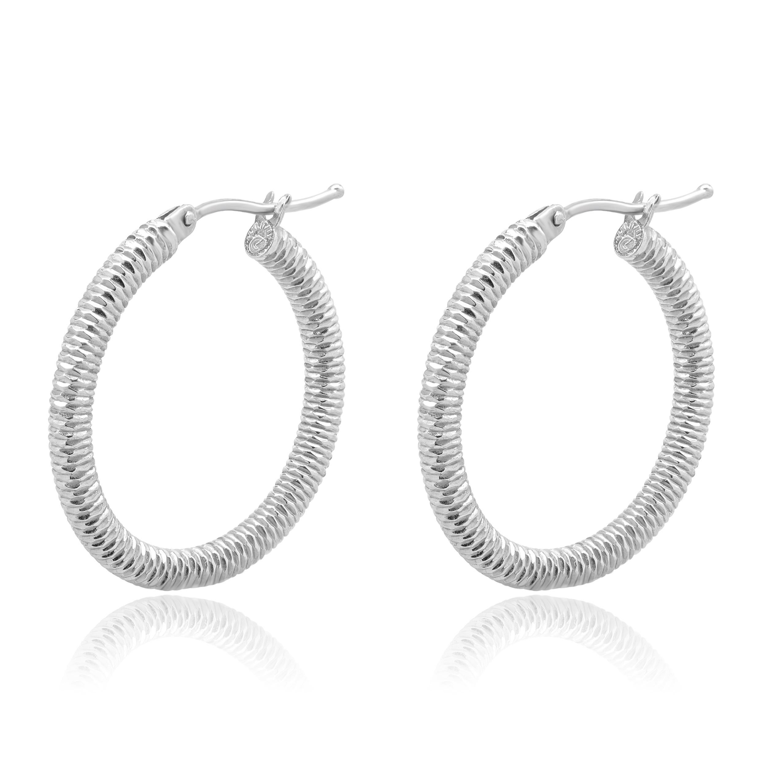 Material: 14K white gold
Dimension: earrings measure 25mm in diameter
Weight: 2.00 grams
425-776