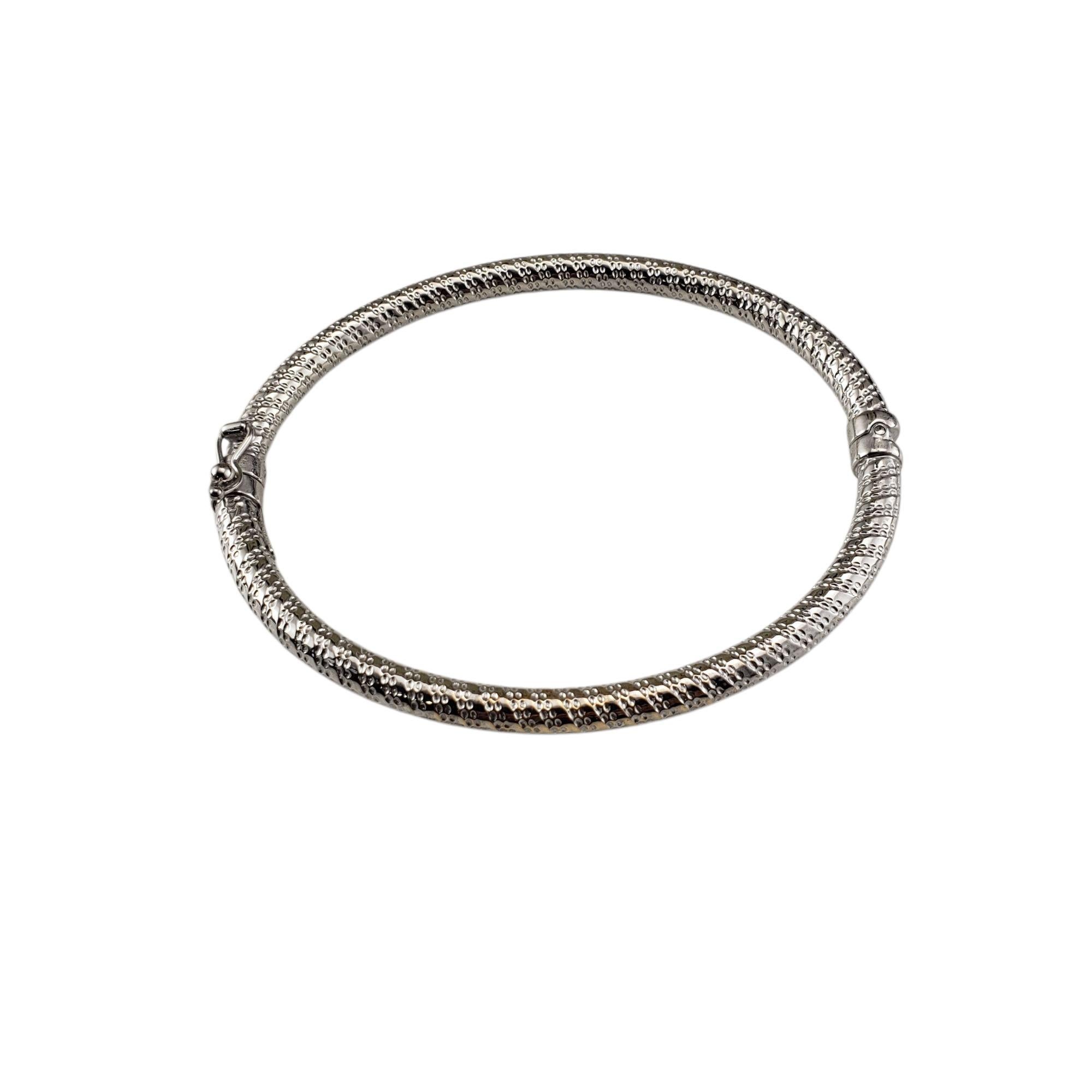 Pulsera brazalete ovalada texturizada de oro blanco de 14 quilates-

Esta elegante pulsera brazalete con bisagra está elaborada en oro blanco de 14 quilates con una textura meticulosamente detallada. 

Anchura: 4 mm.

Tamaño: 6,75 pulgadas

Peso: