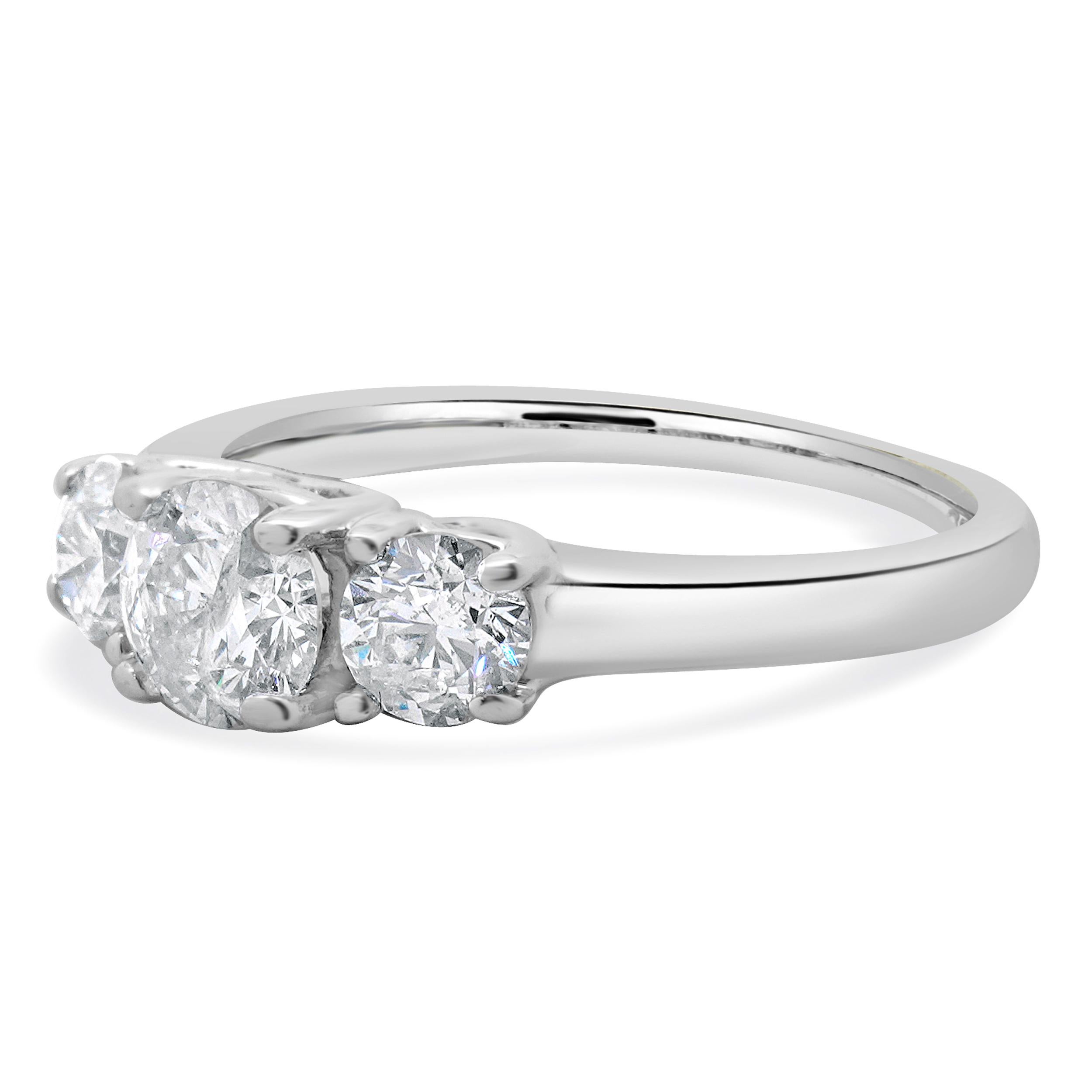 Diseñador: custom
Material: oro blanco de 14 quilates
Diamante central: 1 talla brillante redonda = 0,70 ct
Color : I
Claridad : I2-3
Diamante: 2 talla brillante redonda = 0,70ctw
Color : G/H
Claridad : I1-2
Talla: 8 tallas complementarias