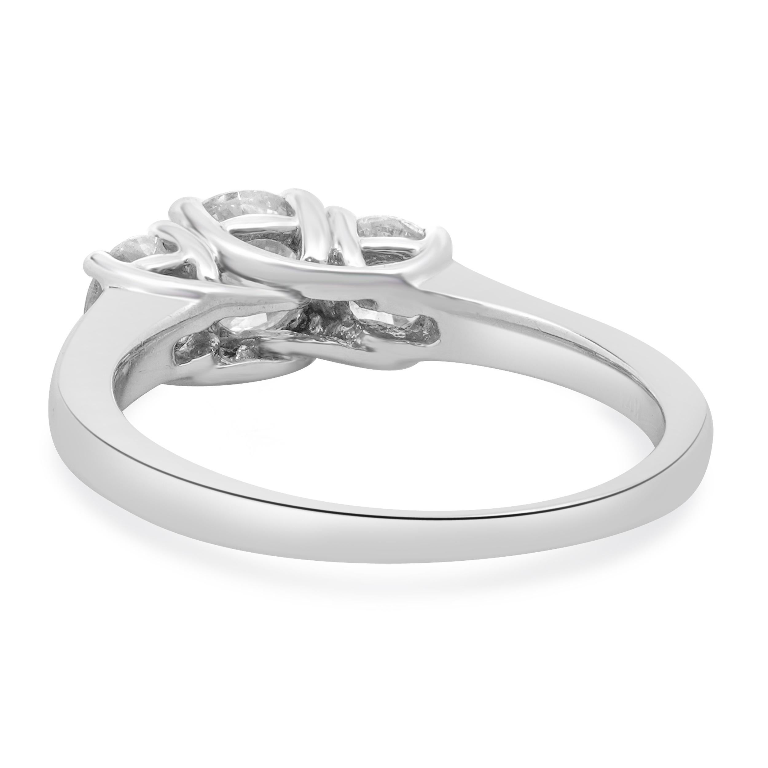 Anillo de compromiso de oro blanco de 14 quilates con tres diamantes talla brillante redonda Corte redondo en venta