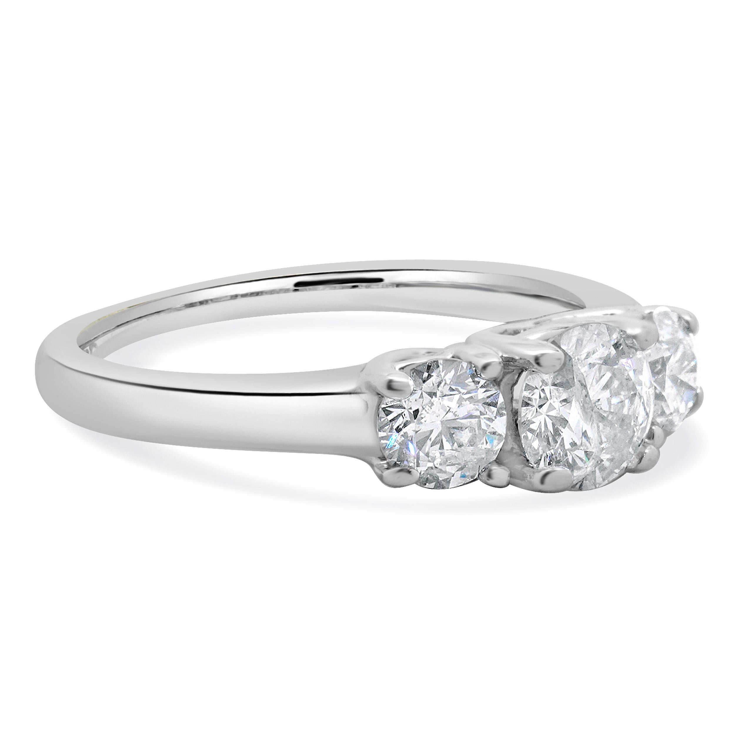 Anillo de compromiso de oro blanco de 14 quilates con tres diamantes talla brillante redonda en Excelente estado para la venta en Scottsdale, AZ