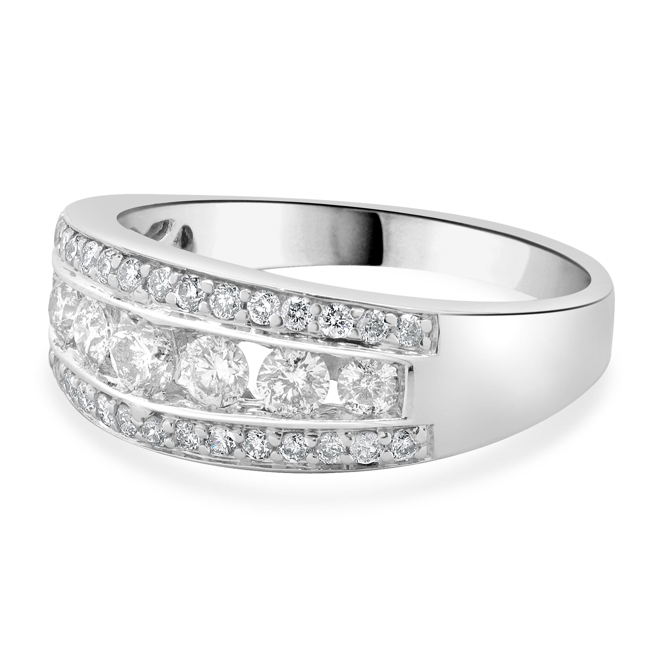 Designer: personalizzato
Materiale: oro bianco 14 carati
Diamante:  40 tagli rotondi a brillante = 0,60cttw
Colore: H
Chiarezza: SI2
Peso: 5.27 grammi
