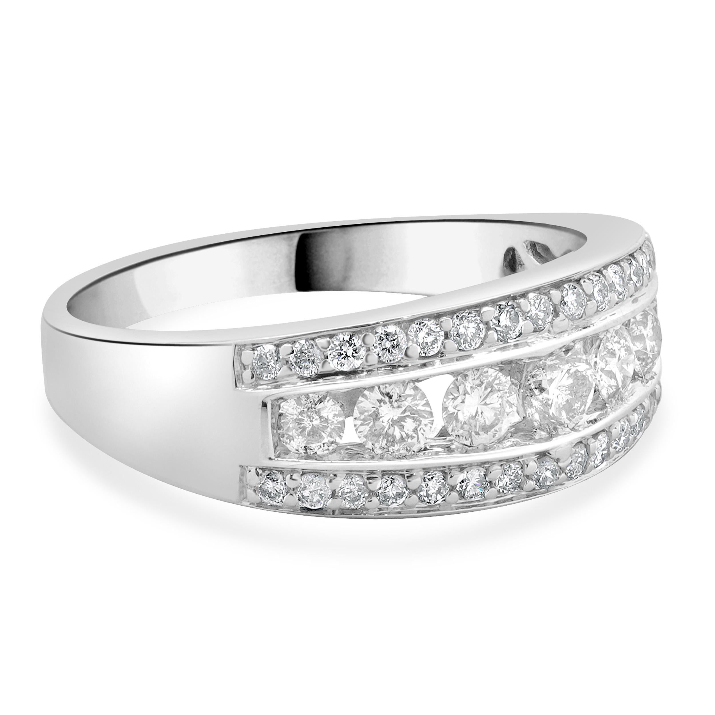 Anello in oro bianco 14 carati con tre file di diamanti incastonati a canale In condizioni ottime in vendita a Scottsdale, AZ