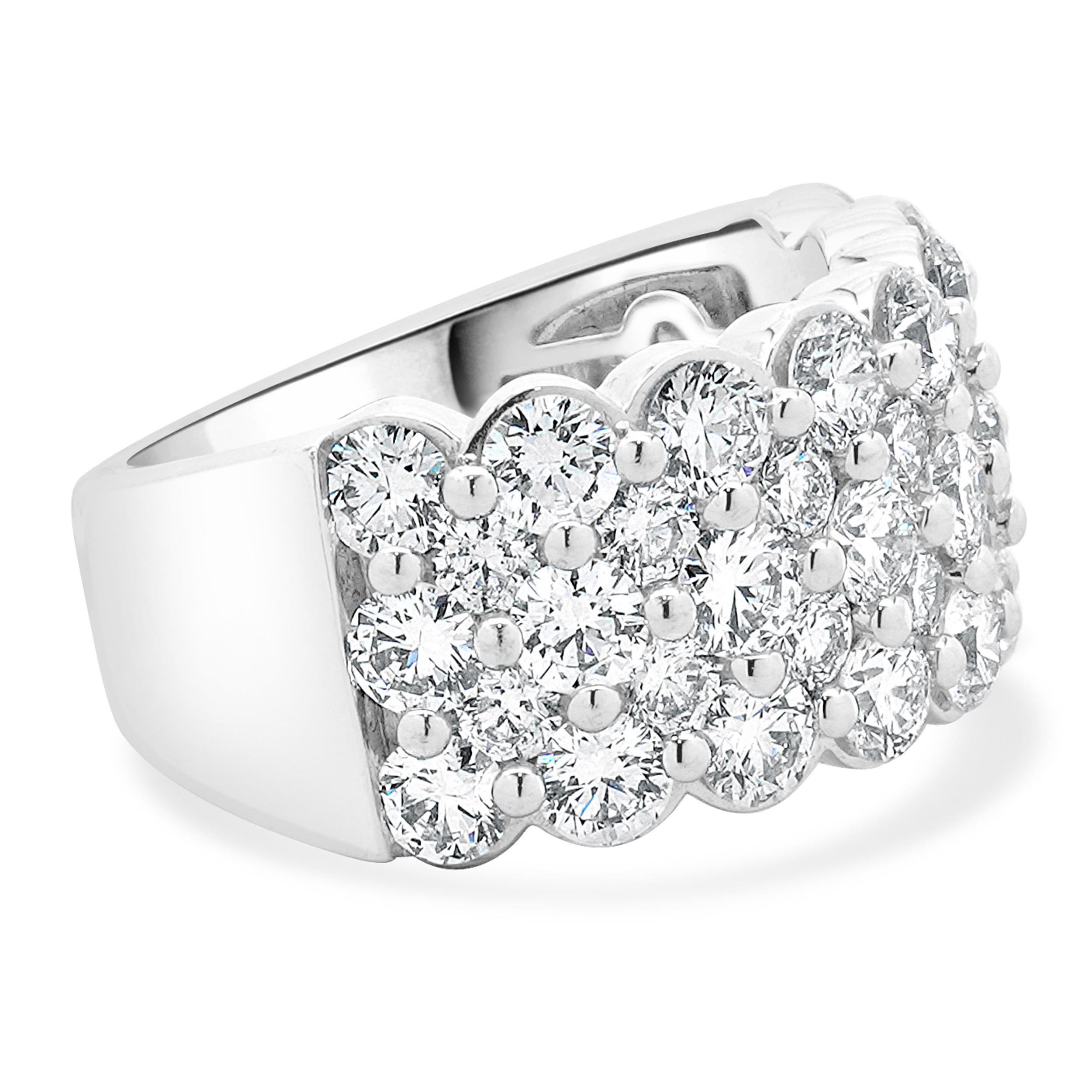 Taille ronde Bague à trois rangées de diamants en or blanc 14 carats en vente