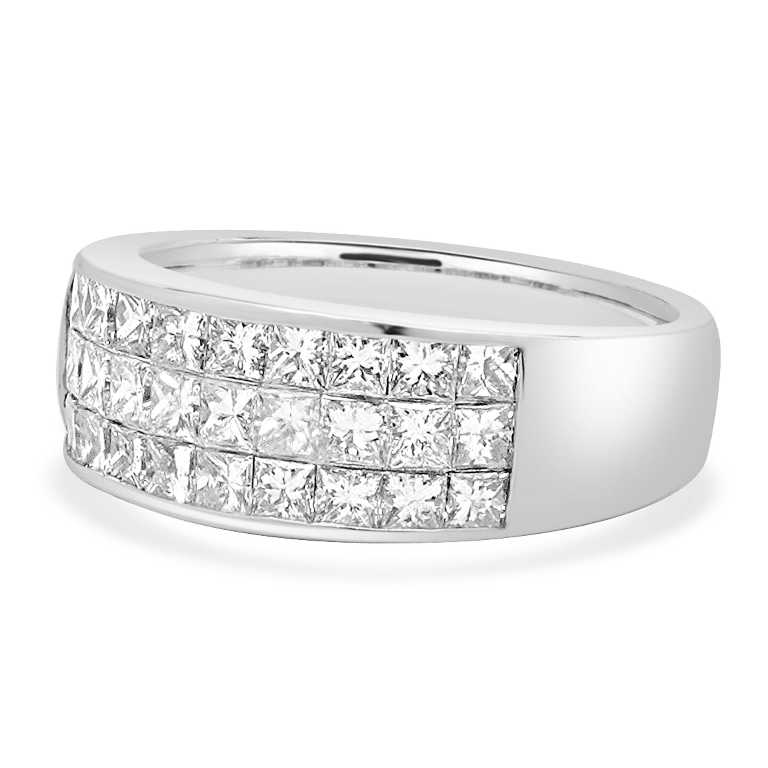 Designer: personalizzato
Materiale: oro bianco 14 carati
Diamanti: 30 taglio princess = 1,80cttw
Colore: G / H.
Chiarezza: SI1
Misura dell'anello: 6.5 (si prega di prevedere due giorni di spedizione in più per le richieste di misura)
Peso: 6.77
