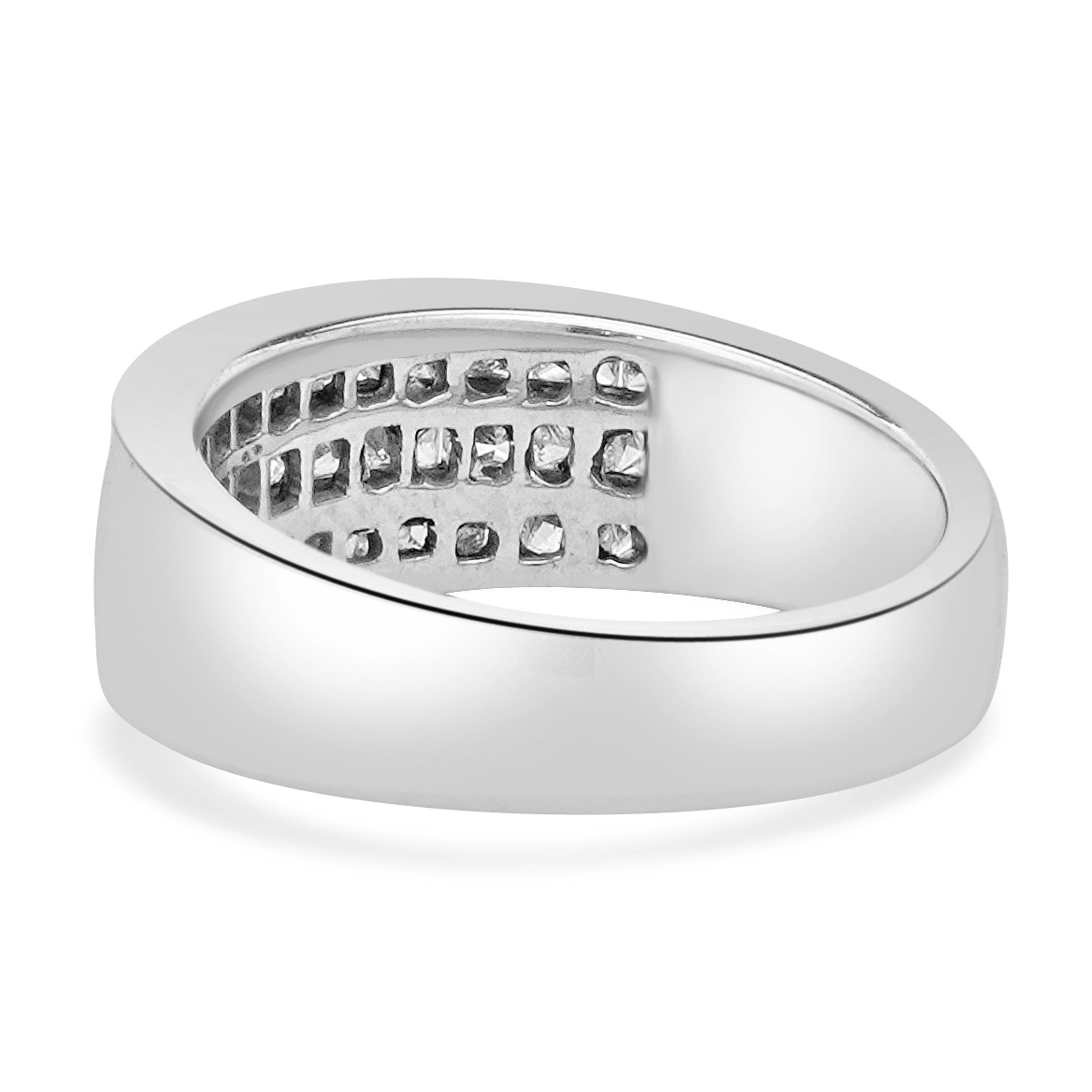 Taglio princess Anello con diamanti incastonati a tre file in oro bianco 14 carati in vendita