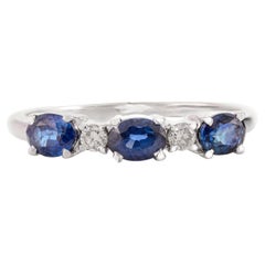 Anillo de tres piedras de oro blanco de 14 quilates con zafiro azul y diamantes de 0,78 qt para ella