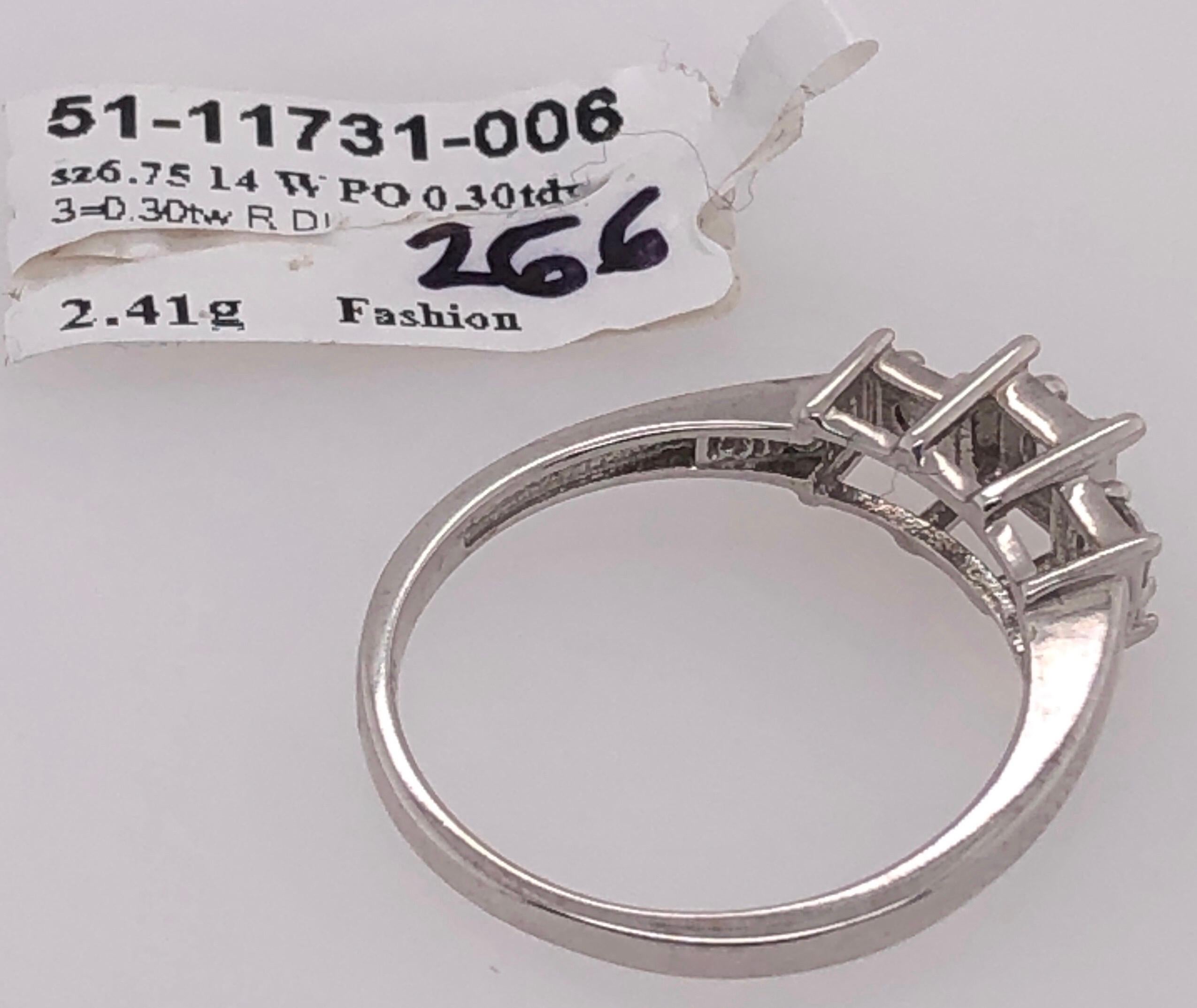 14 Karat White Gold Three-Stone Diamond Engagement Anniversary Wedding Ring In Good Condition In Stamford, CT