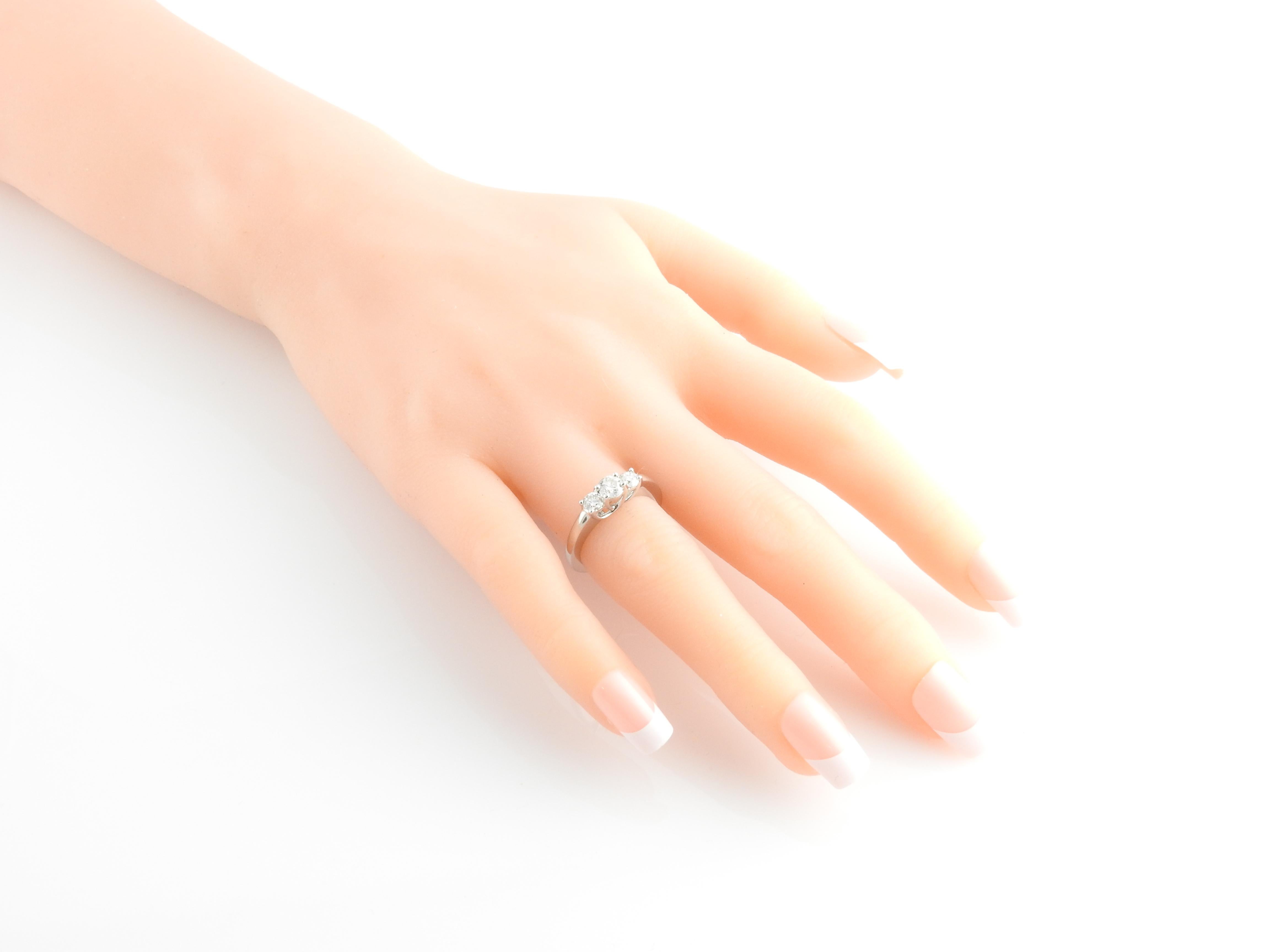14 Karat White Gold Three-Stone Diamond Ring In Good Condition For Sale In Washington Depot, CT