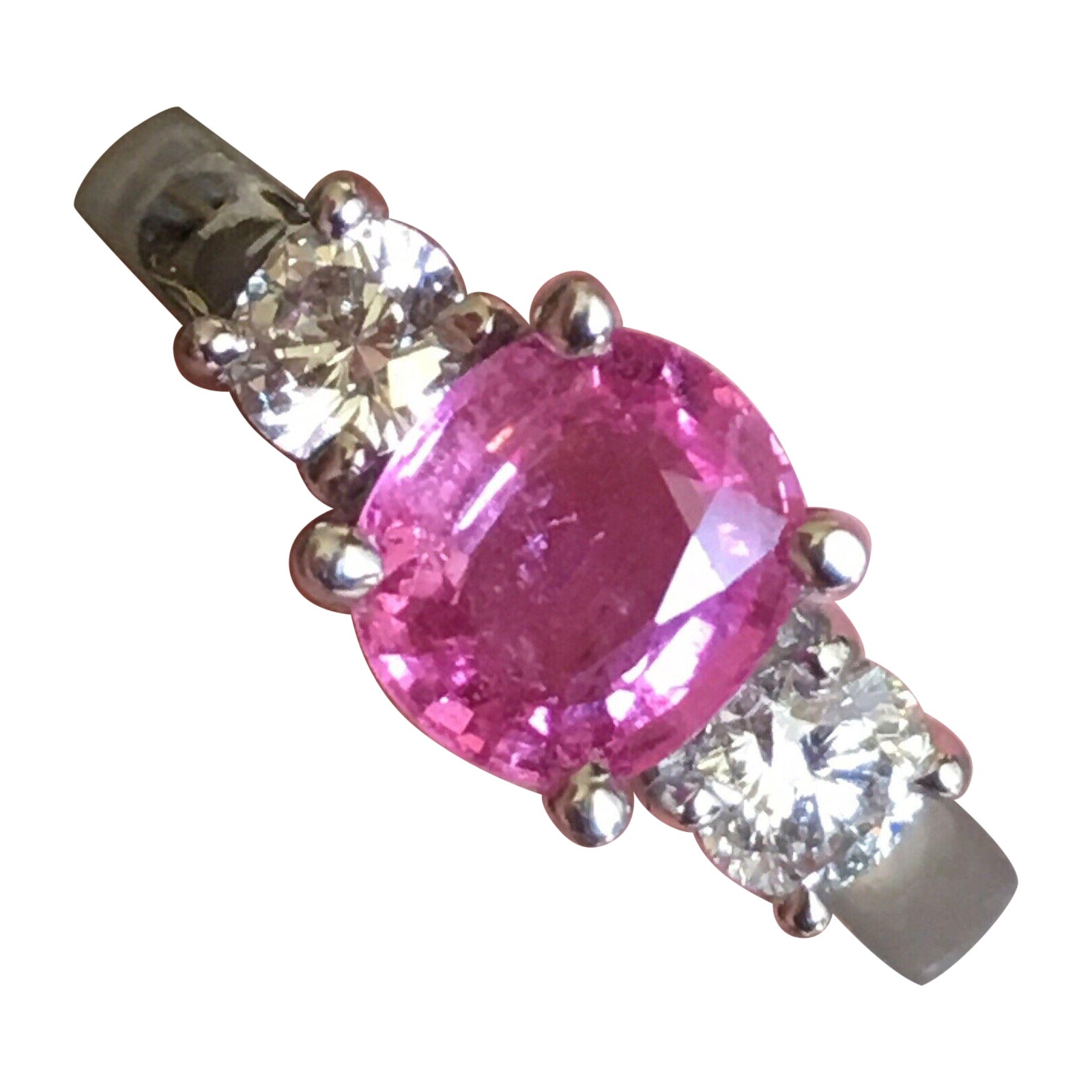 Anillo de Compromiso Trío Zafiro Rosa y Diamante en Oro Blanco de 14 Kilates
