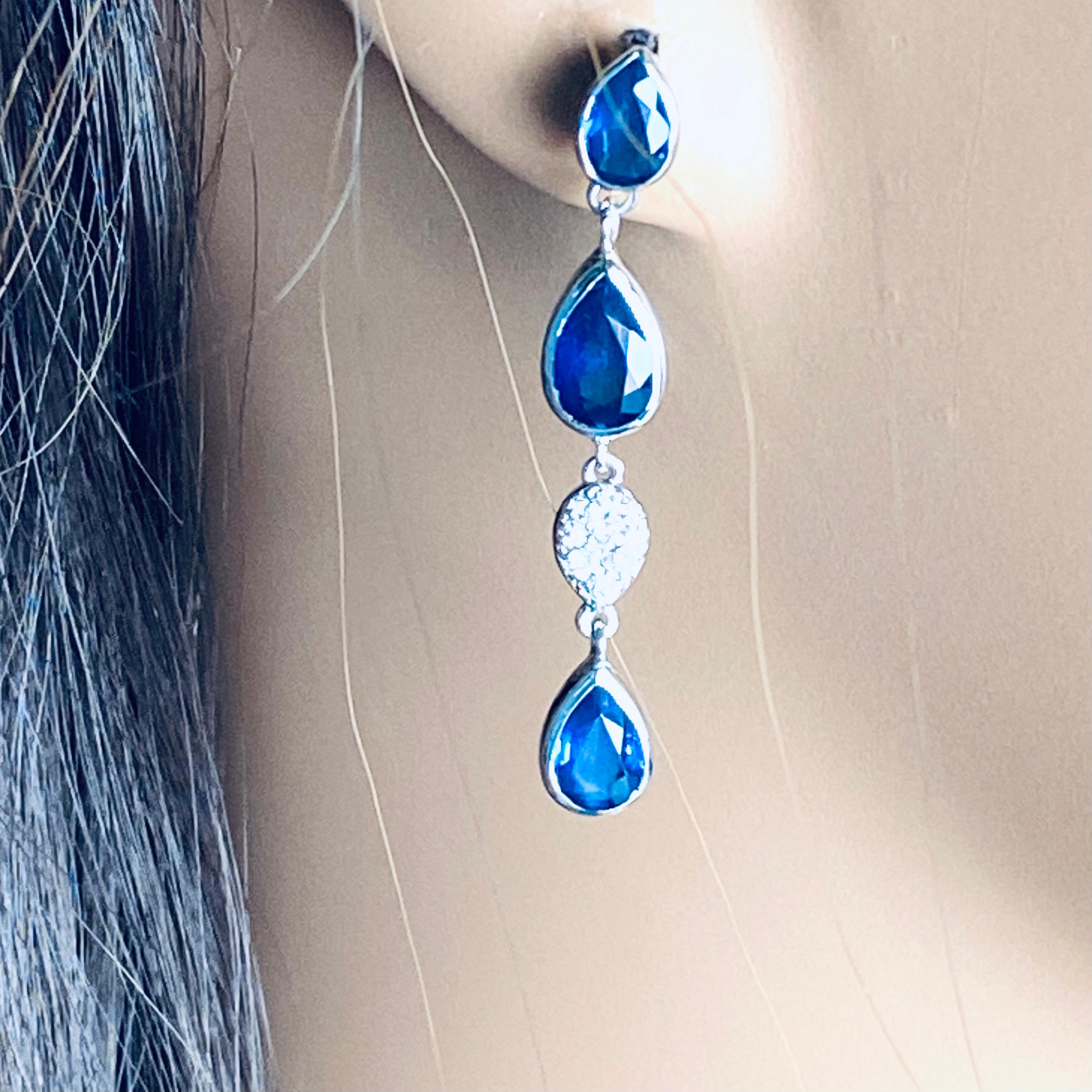 Donna Orecchini pendenti in oro bianco 14 carati con zaffiro e diamante a tre livelli in vendita