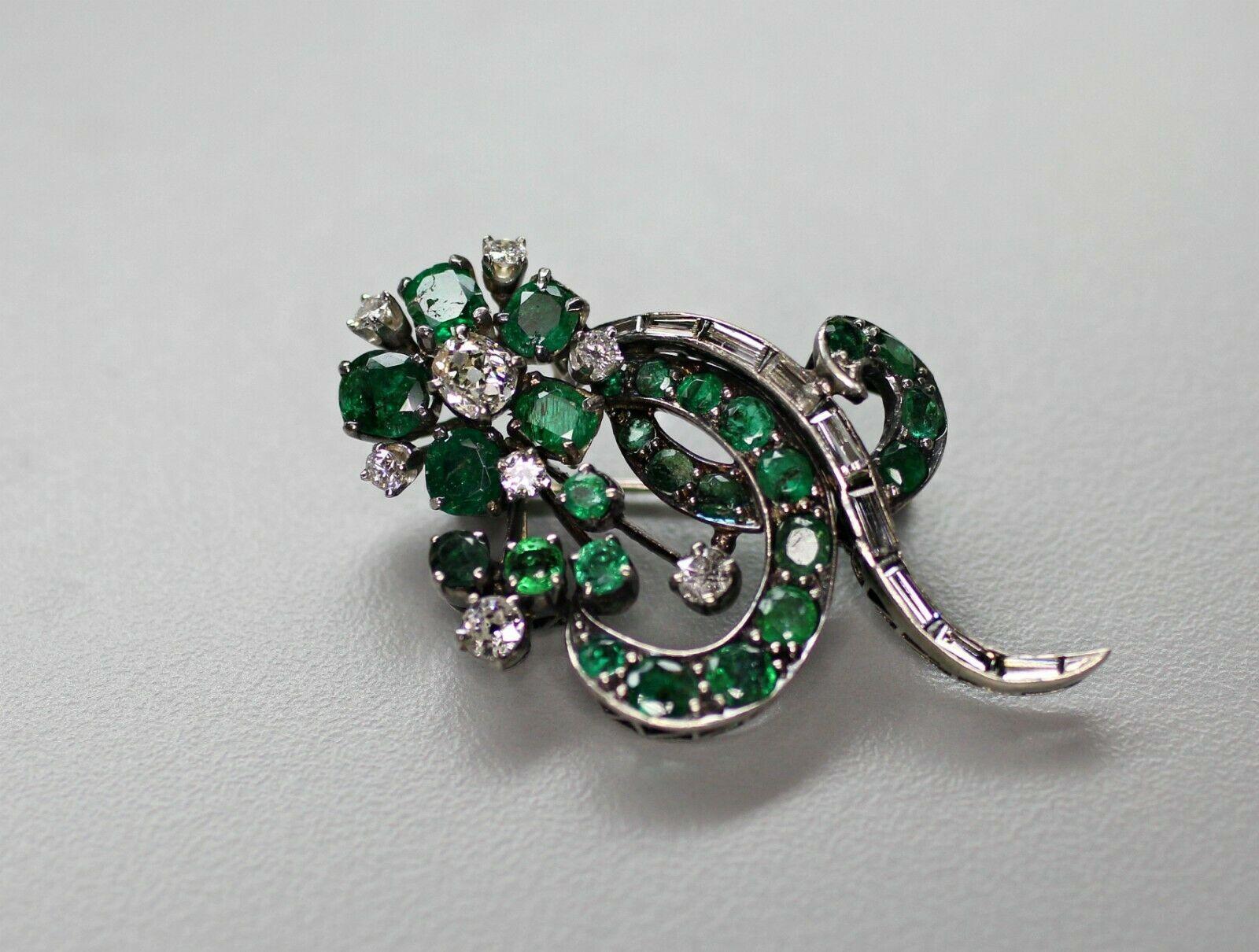 Women's or Men's 14 Karat White Gold Vintage Art Deco Style Emerald and Diamond Brooch For Sale