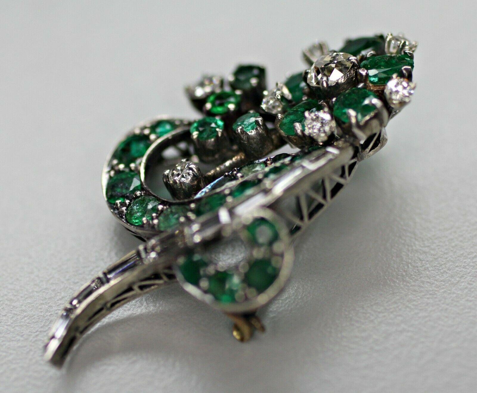 14 Karat White Gold Vintage Art Deco Style Emerald and Diamond Brooch For Sale 1