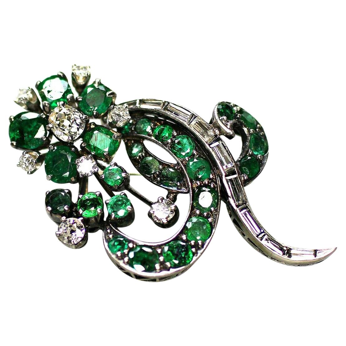 14 Karat White Gold Vintage Art Deco Style Emerald and Diamond Brooch For Sale