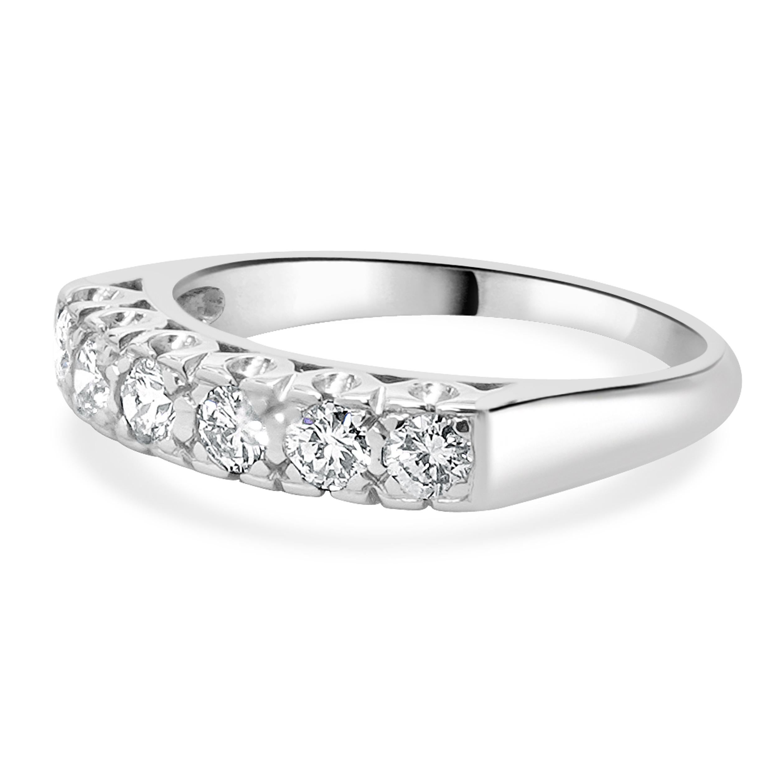 Designer: personalizzato
Materiale: oro bianco 14 carati
Diamante: 6 tagli tondi brillanti = 0,36cttw
Colore: H
Chiarezza: SI2-I1
Misura dell'anello: 5.75 (si prega di prevedere due giorni di spedizione in più per le richieste di misura)
Peso: 2.55