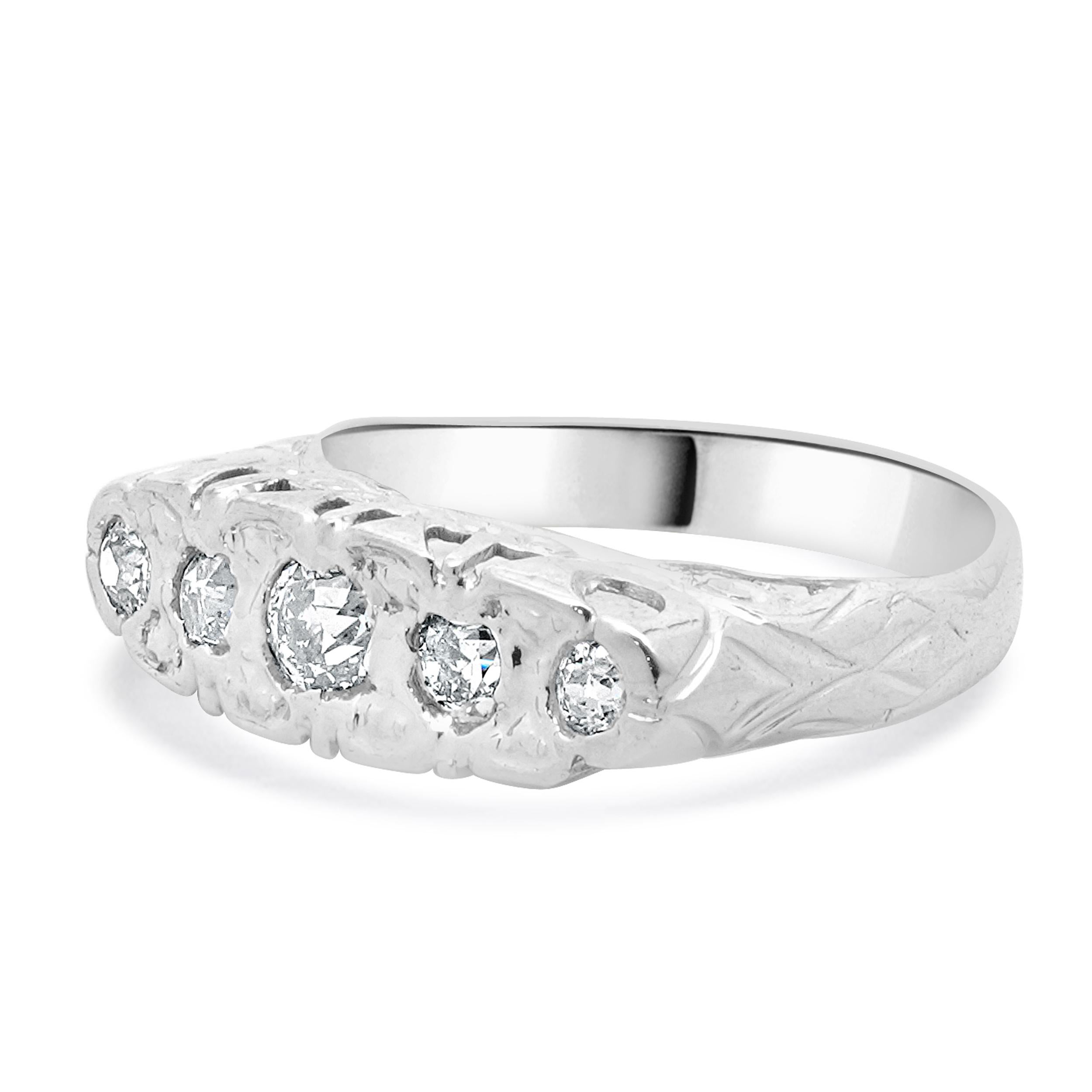 Matériau : Or blanc 14K
Diamant : 5 taille ancienne = 0,85cttw
Couleur : I / J
Clarté : SI1-2
Taille de l'anneau : 5.5 (veuillez prévoir jusqu'à 2 jours ouvrables supplémentaires pour les demandes de taille)
Poids : 2.87 grammes