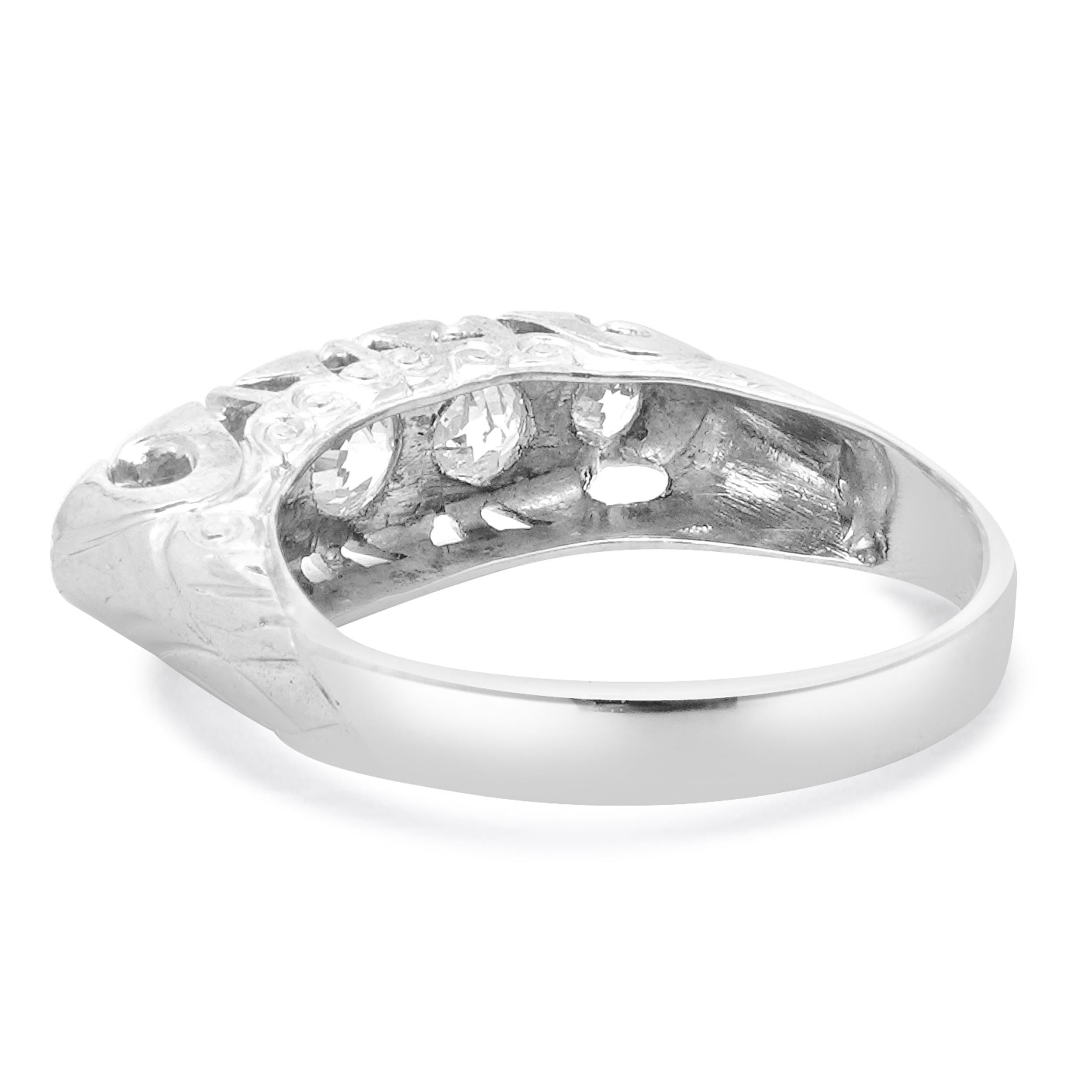 Taille vieille mine Bague Vintage en or blanc 14 carats à cinq diamants en vente