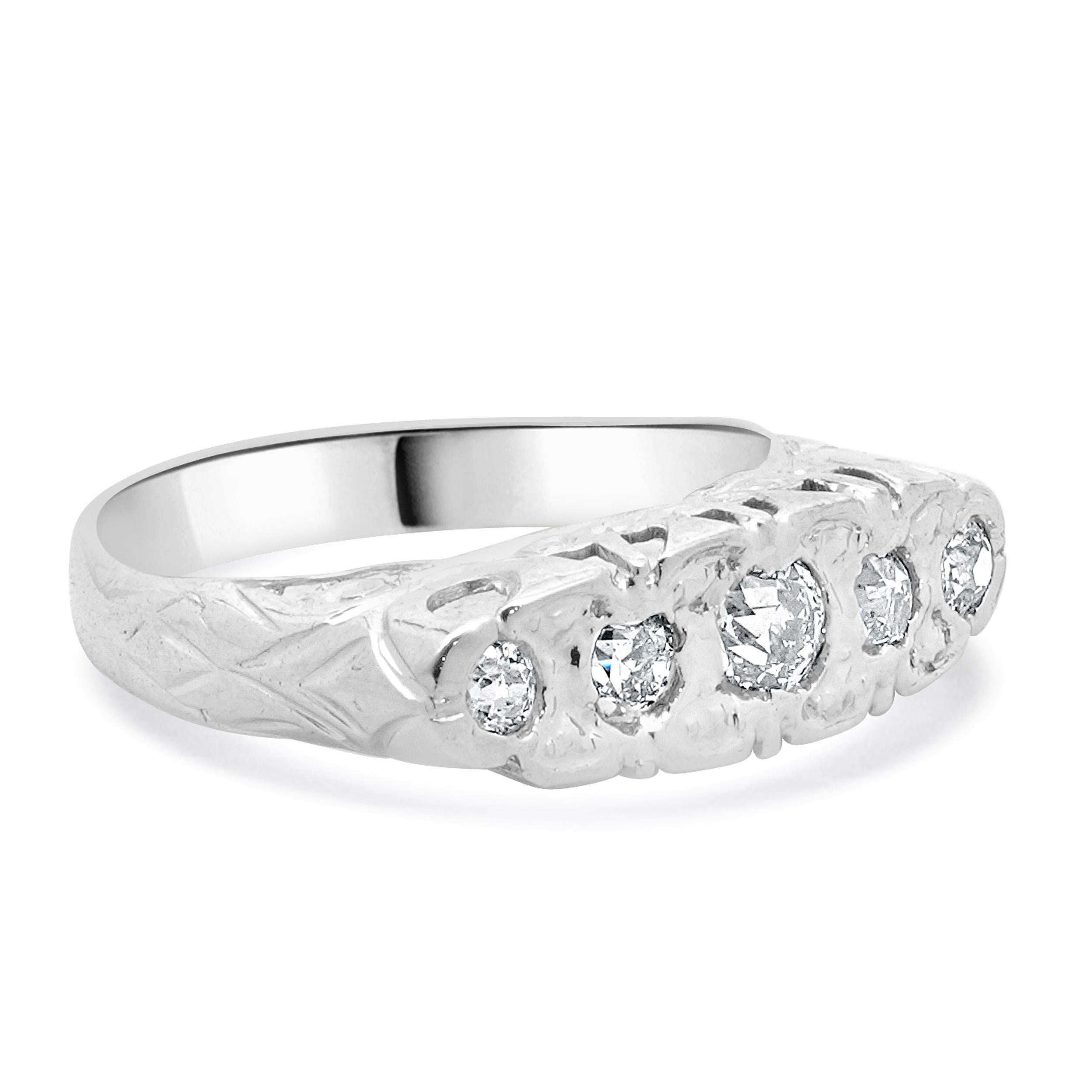 Bague Vintage en or blanc 14 carats à cinq diamants Bon état - En vente à Scottsdale, AZ