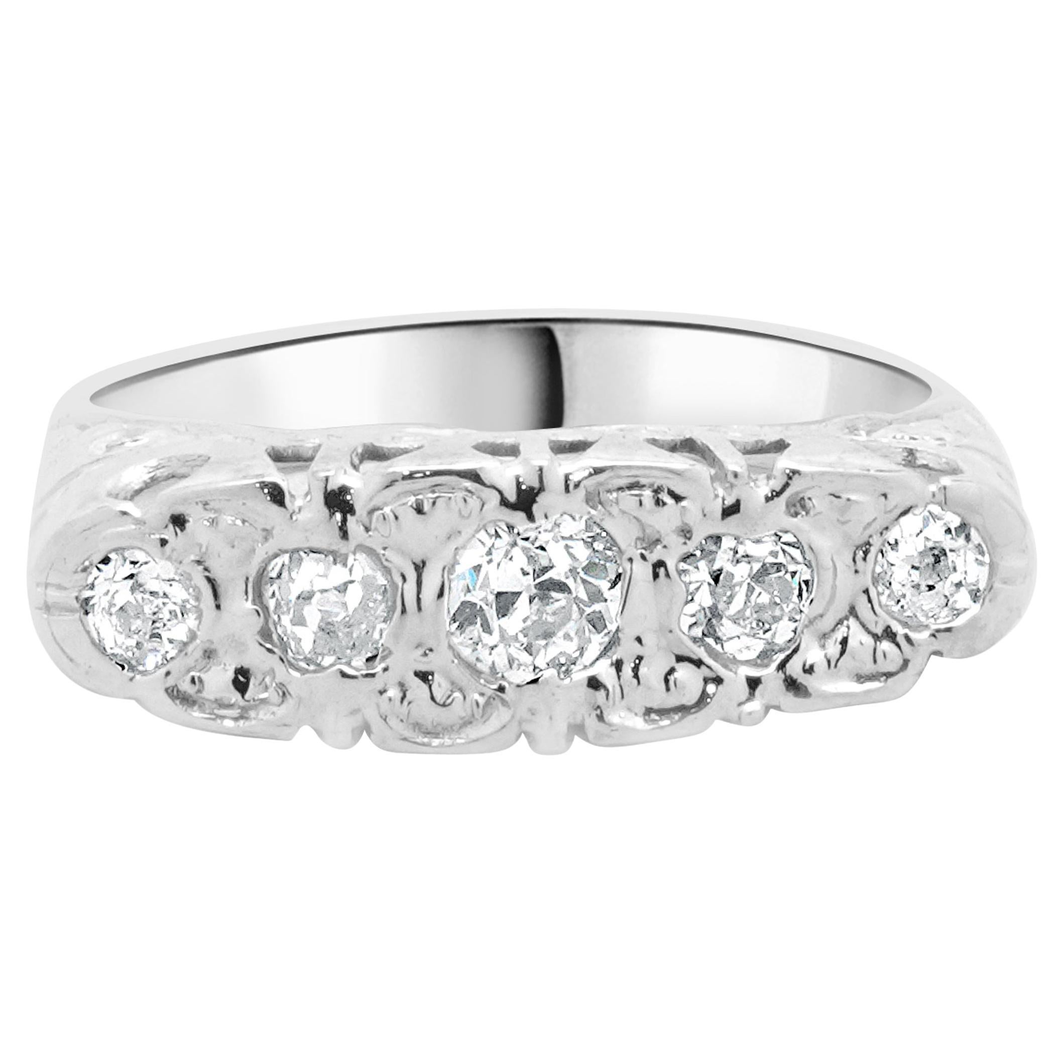 Bague Vintage en or blanc 14 carats à cinq diamants en vente
