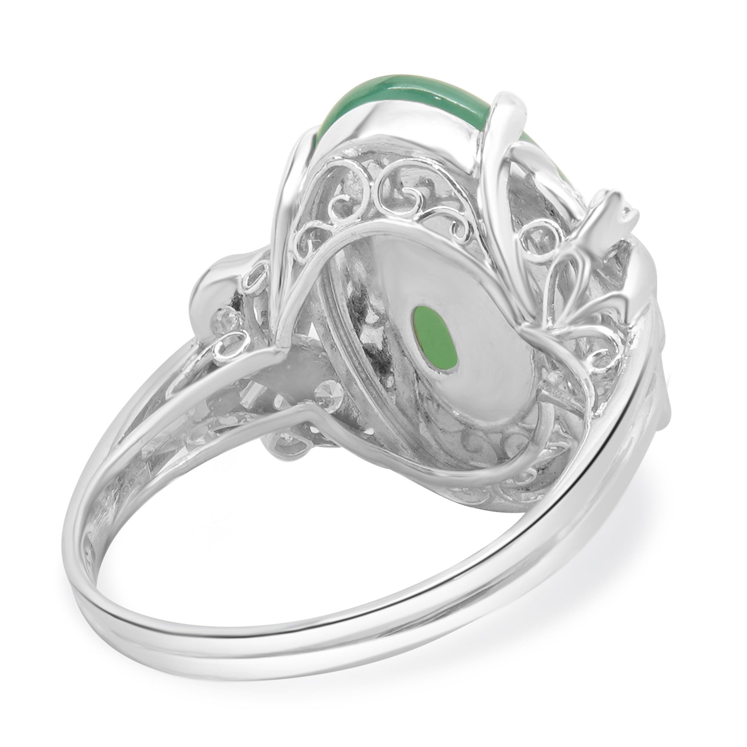 Taglio rotondo 14 Karat White Gold Vintage Jade and Diamond Ring in vendita