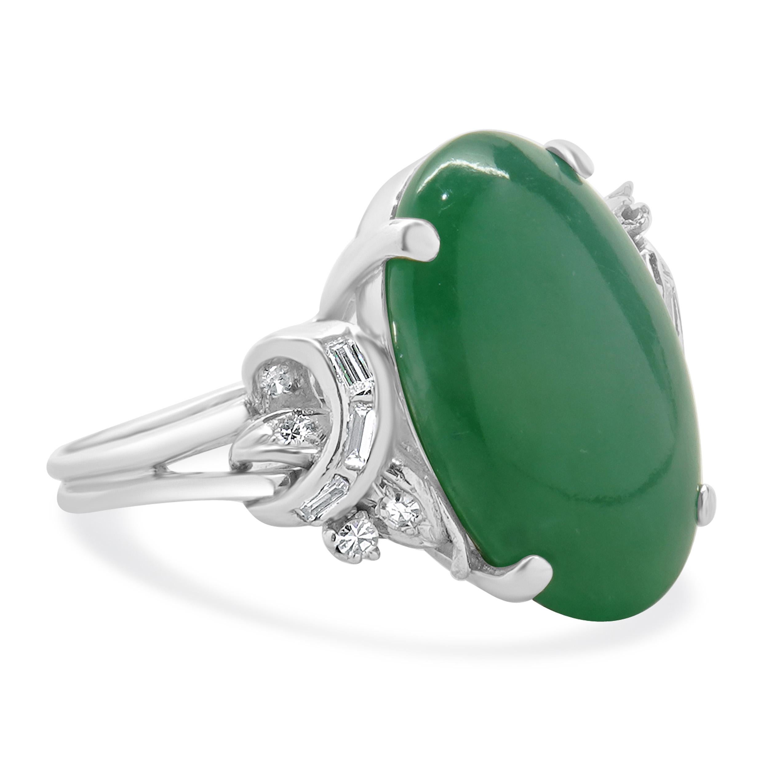 14 Karat White Gold Vintage Jade and Diamond Ring In condizioni buone in vendita a Scottsdale, AZ