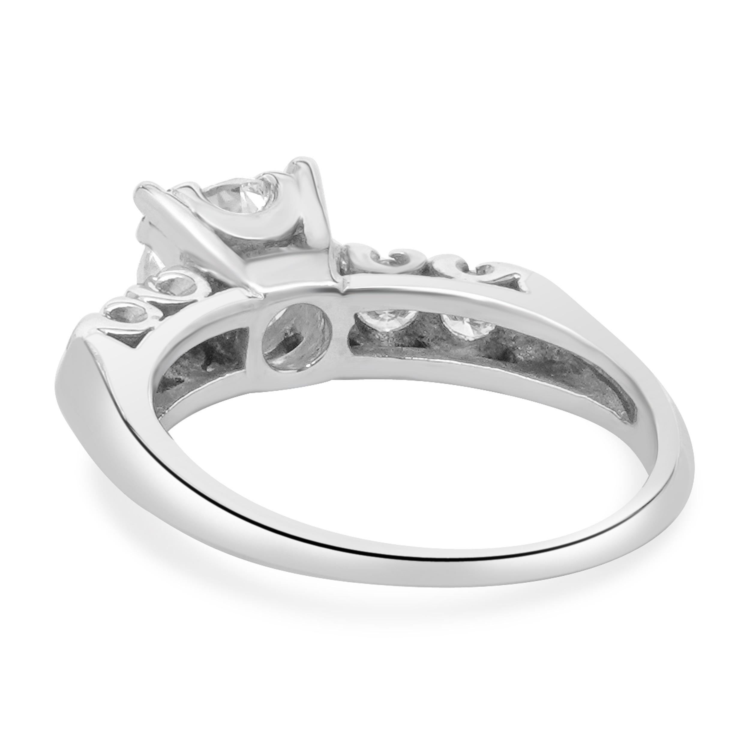 Taille ronde Bague de fiançailles en or blanc 14 carats avec diamants ronds taillés en brillant en vente