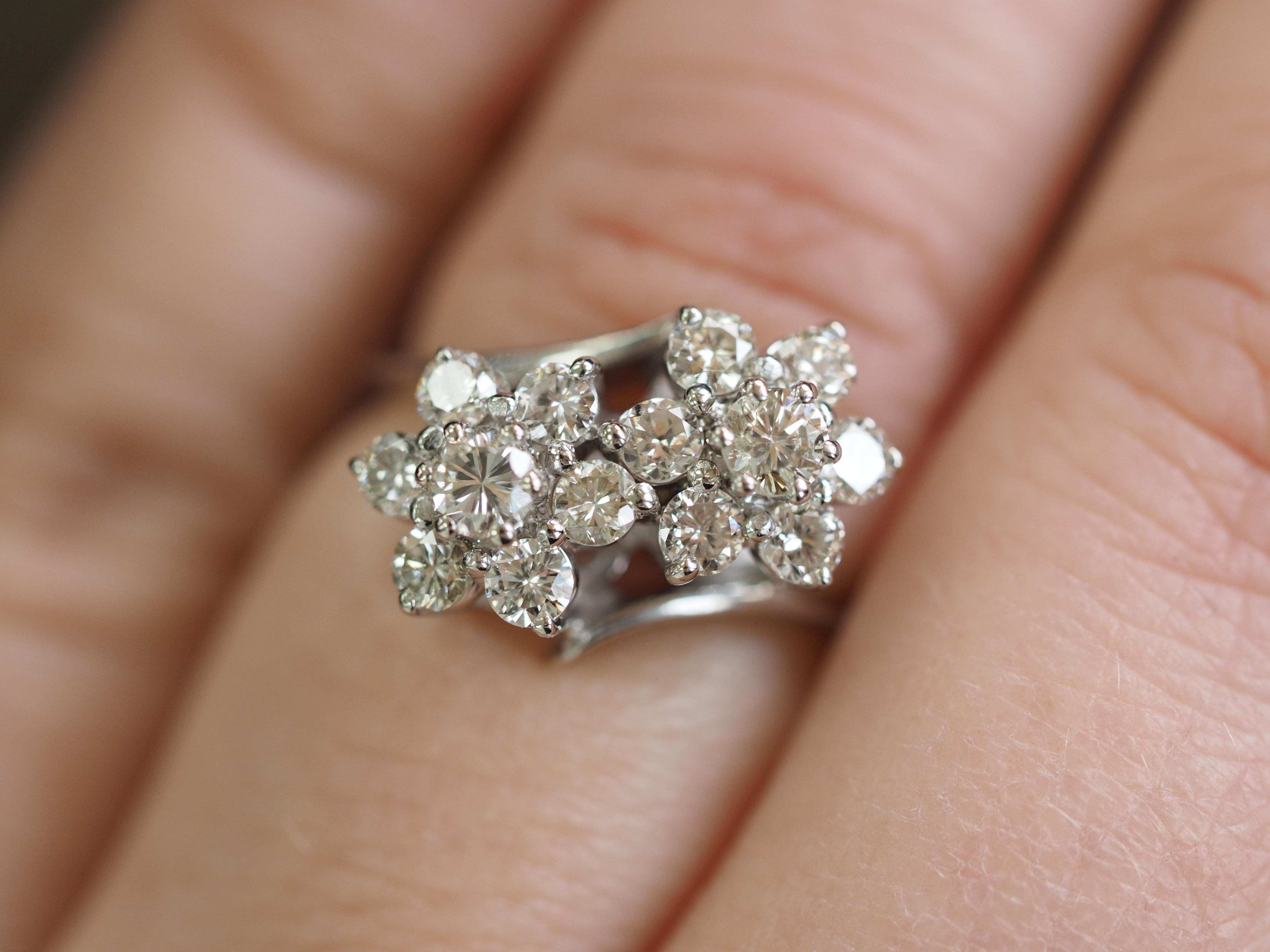 Anillo Floral de Diamantes Redondos Vintage de Oro Blanco de 14 Kilates Art Decó en venta