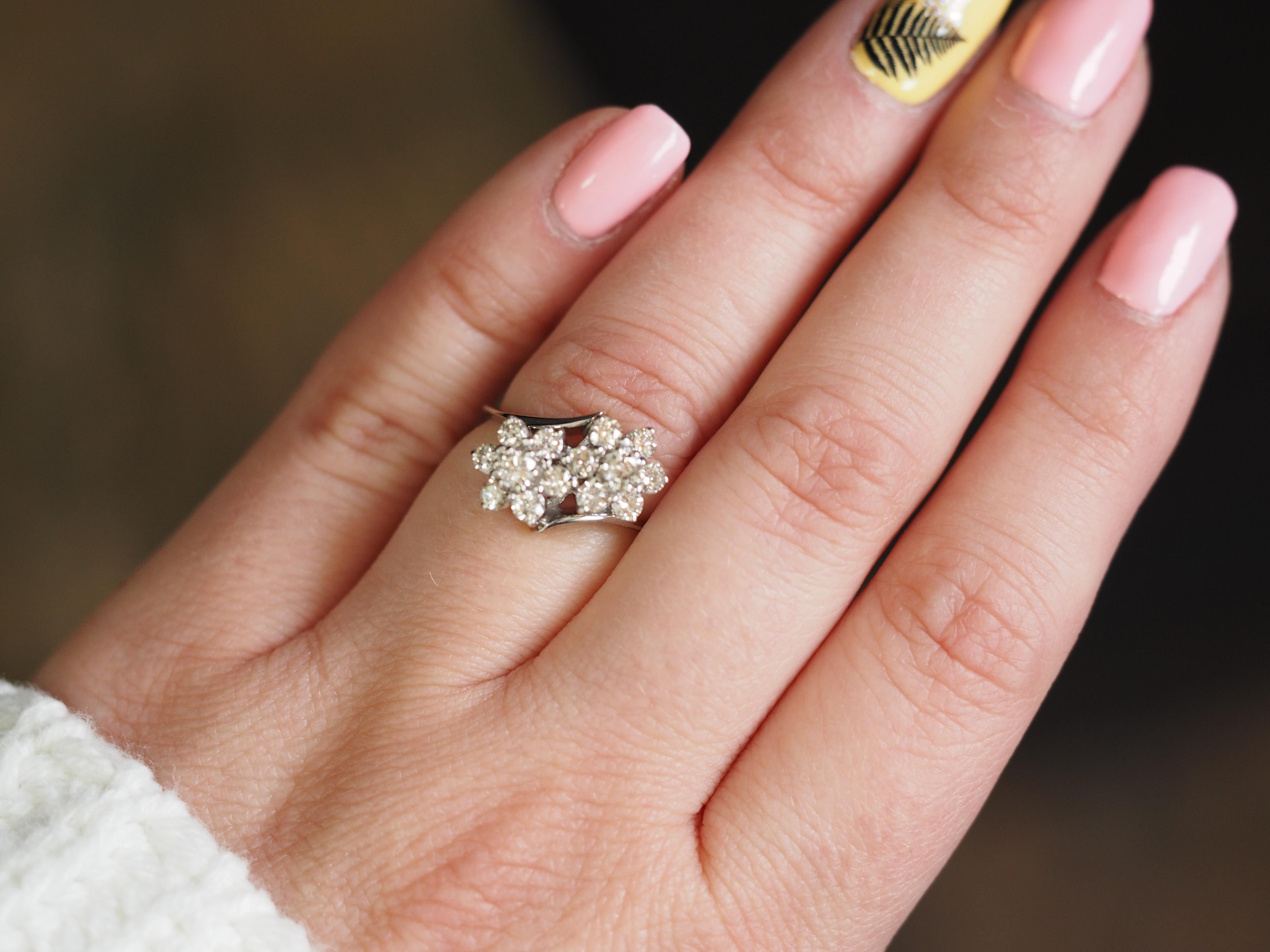 Anillo Floral de Diamantes Redondos Vintage de Oro Blanco de 14 Kilates en venta 3