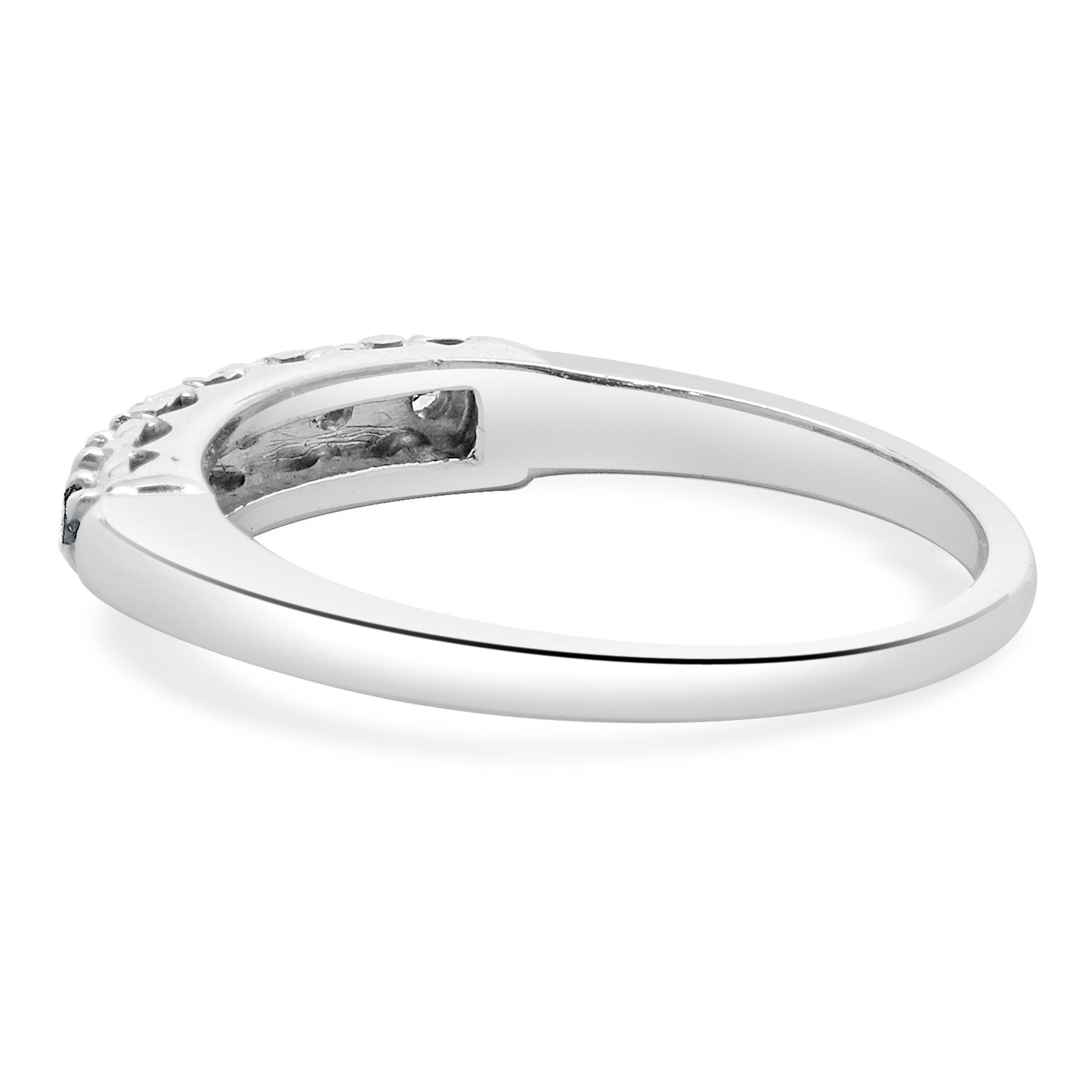 Taille ronde 14 Karat White Gold Vintage Single Cut Diamond Band (bandeau en or blanc 14 carats avec diamant)  Design/One : Custom Material : en vente